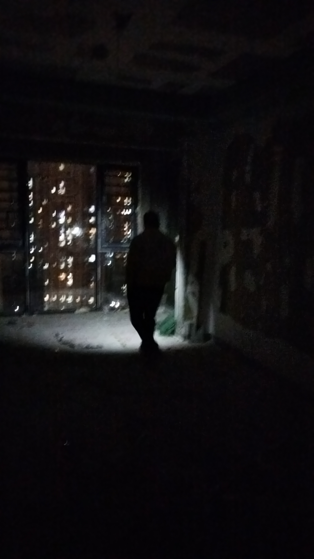 神秘背影揭秘孤独废墟中的深邃故事  在这张图片中,一个身影悄然出现