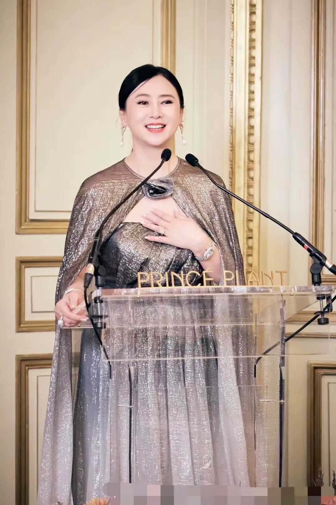 56岁的翁虹,近日参加联合国演讲,不知道还以为好牛杯!