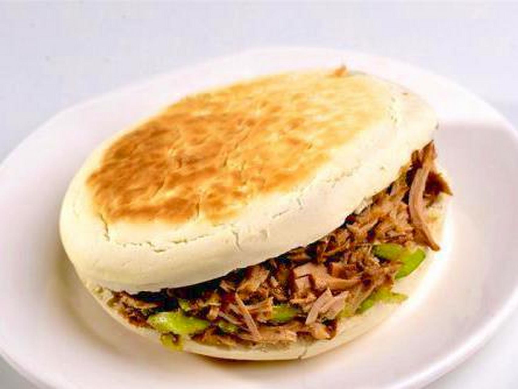 现在特别想吃老家陕西的腊汁肉夹馍(俗称肉夹馍),从锅里取出一块煮好