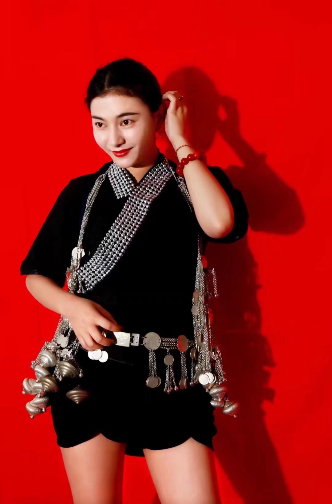 世界上最早穿超短裤的民族,哈尼族奕车人服饰#美女# #少数民族# #美女