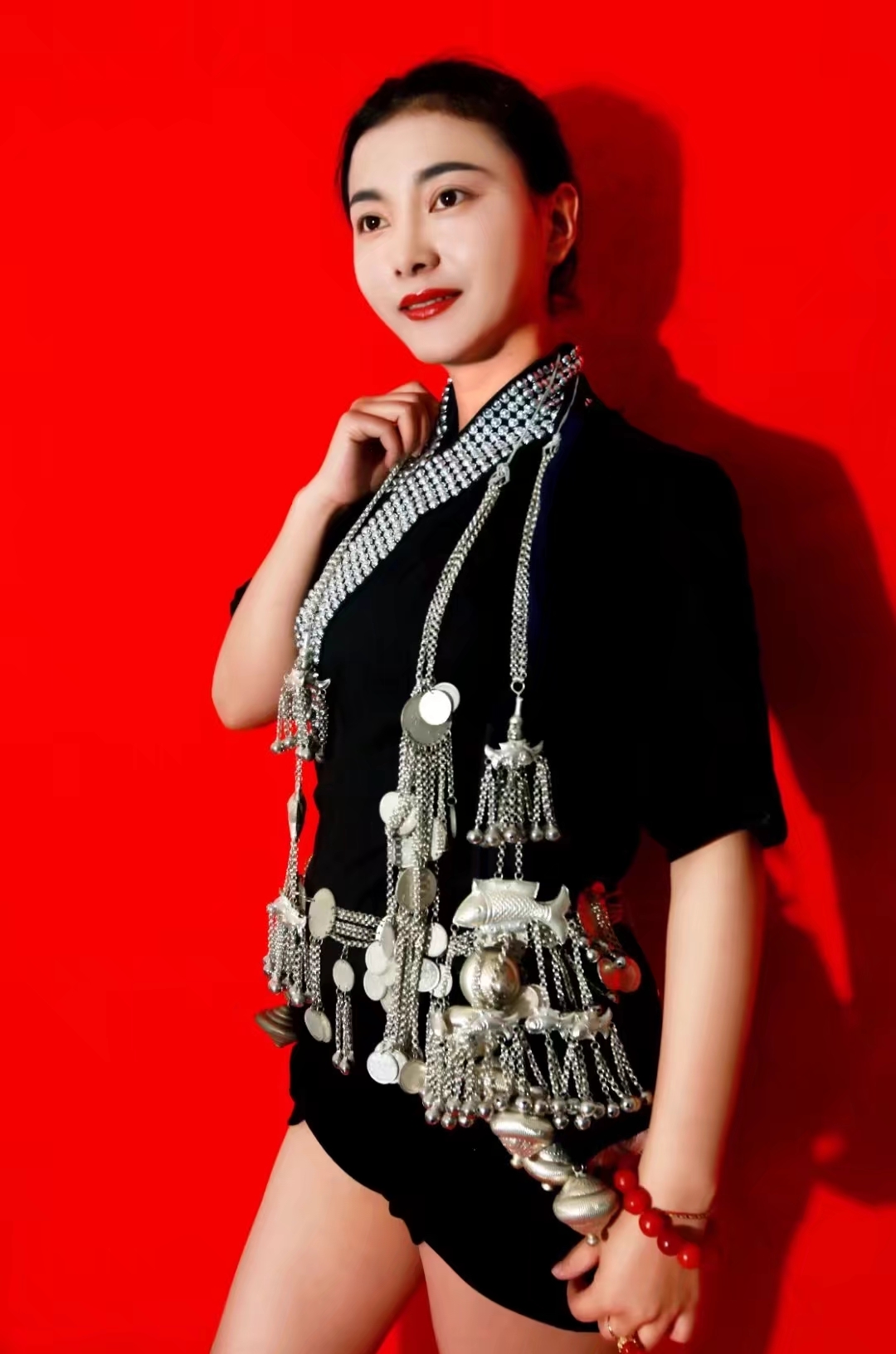 世界上最早穿超短裤的民族,哈尼族奕车人服饰#美女# #少数民族# #美女