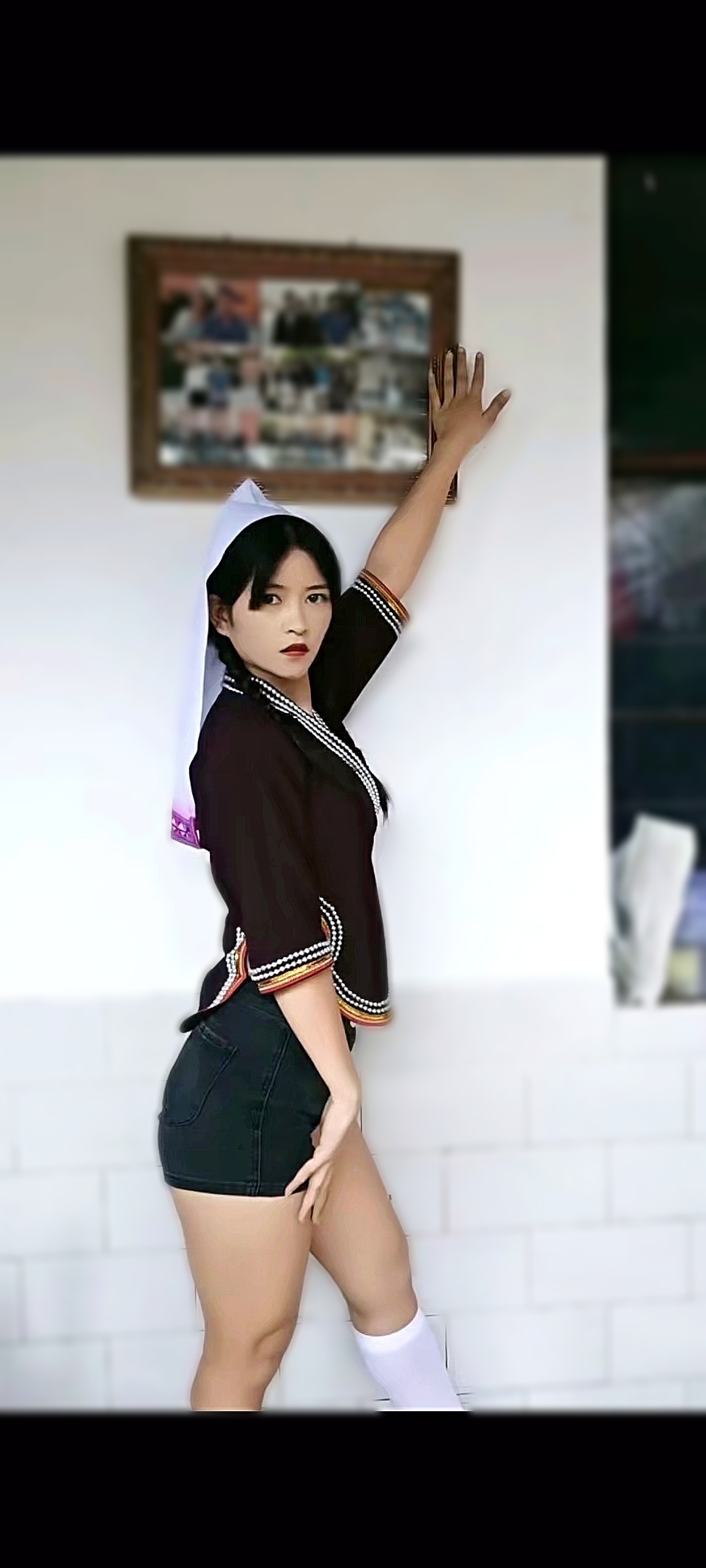 民族服饰与牛仔短裤结合,这样的奕车姑娘好看吗?