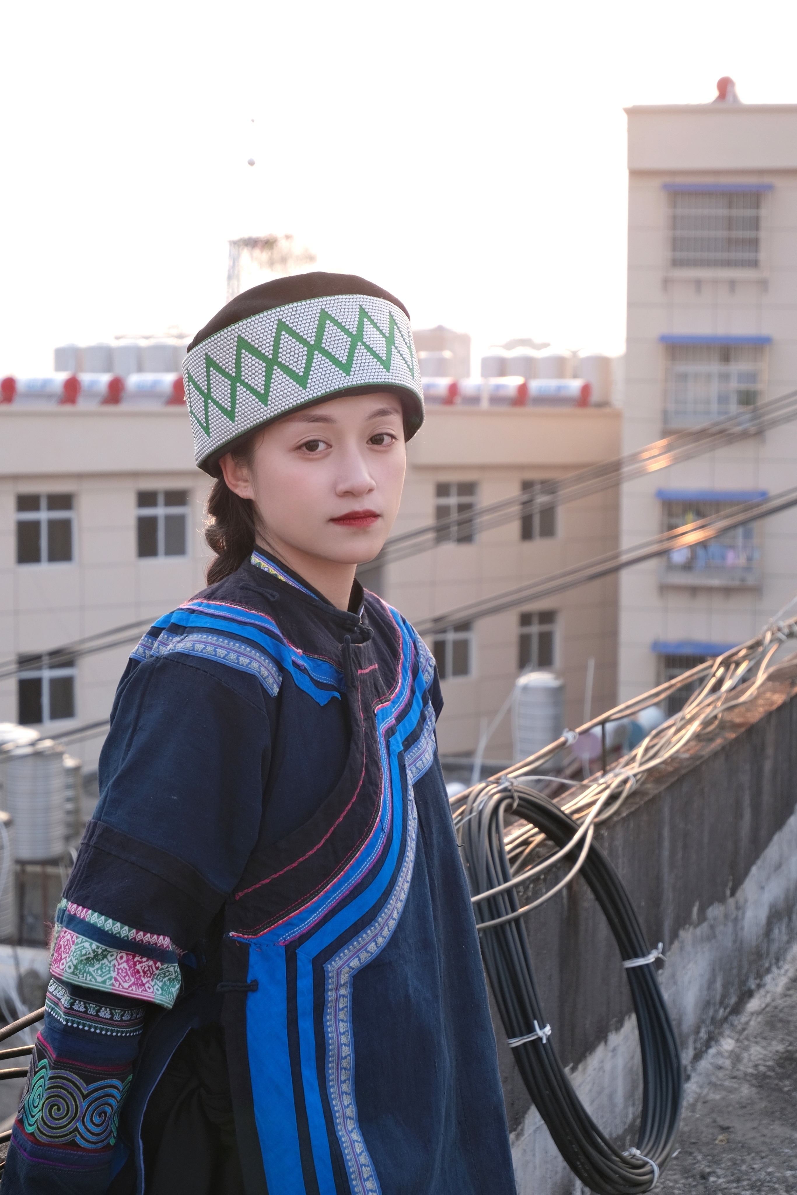 哈尼族支系繁多,这是云南省红河州绿春县的哈尼族本那支系服饰,绿春县