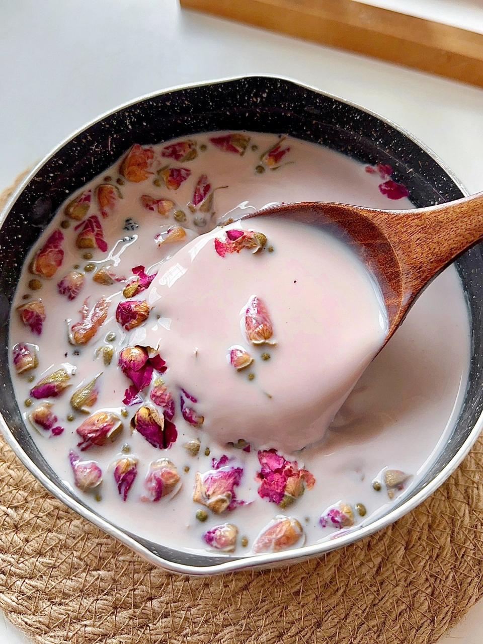 最近总刷到罐罐奶茶!触动了我的dna! 这个玫瑰烤奶难怪那么火!