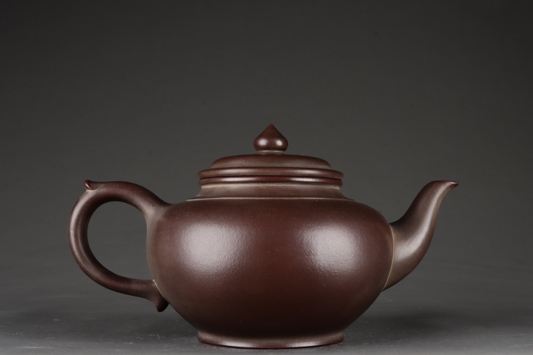 笑樱紫砂壶 款识:顾景舟 近现代 高 12×21cm