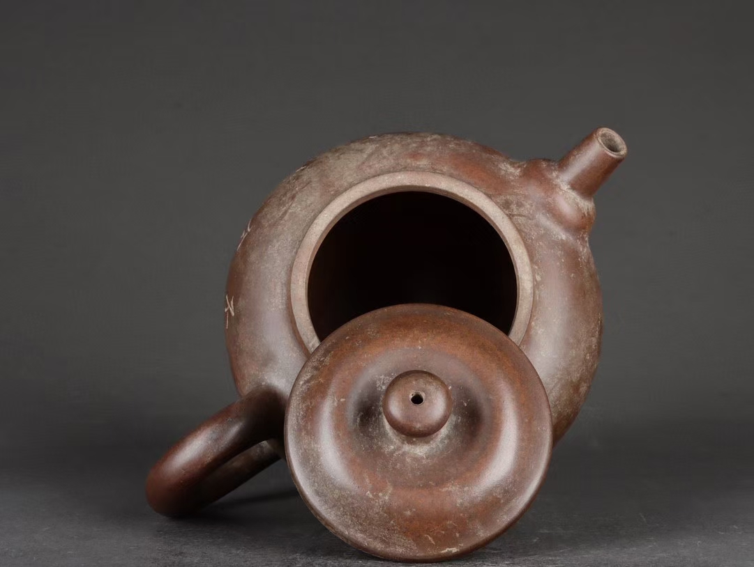 柴烧诗文刻绘巨轮珠紫砂壶 款识:杨彭年 清代 高 12.8×16.2cm