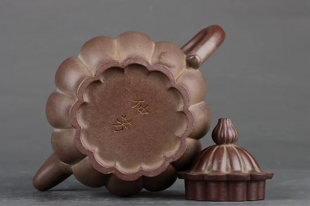 菱花僧帽紫砂壶 款识:李仲芳 明代 高 12.8×15.5cm