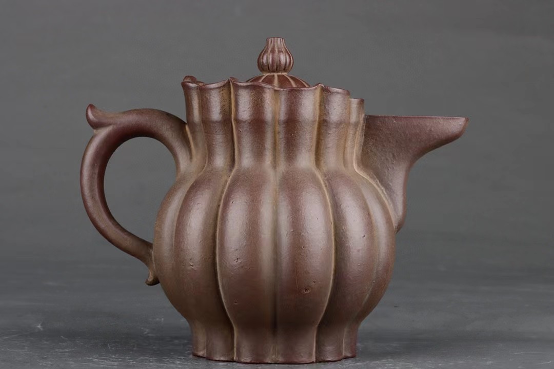 菱花僧帽紫砂壶 款识:李仲芳 明代 高 12.8×15.5cm