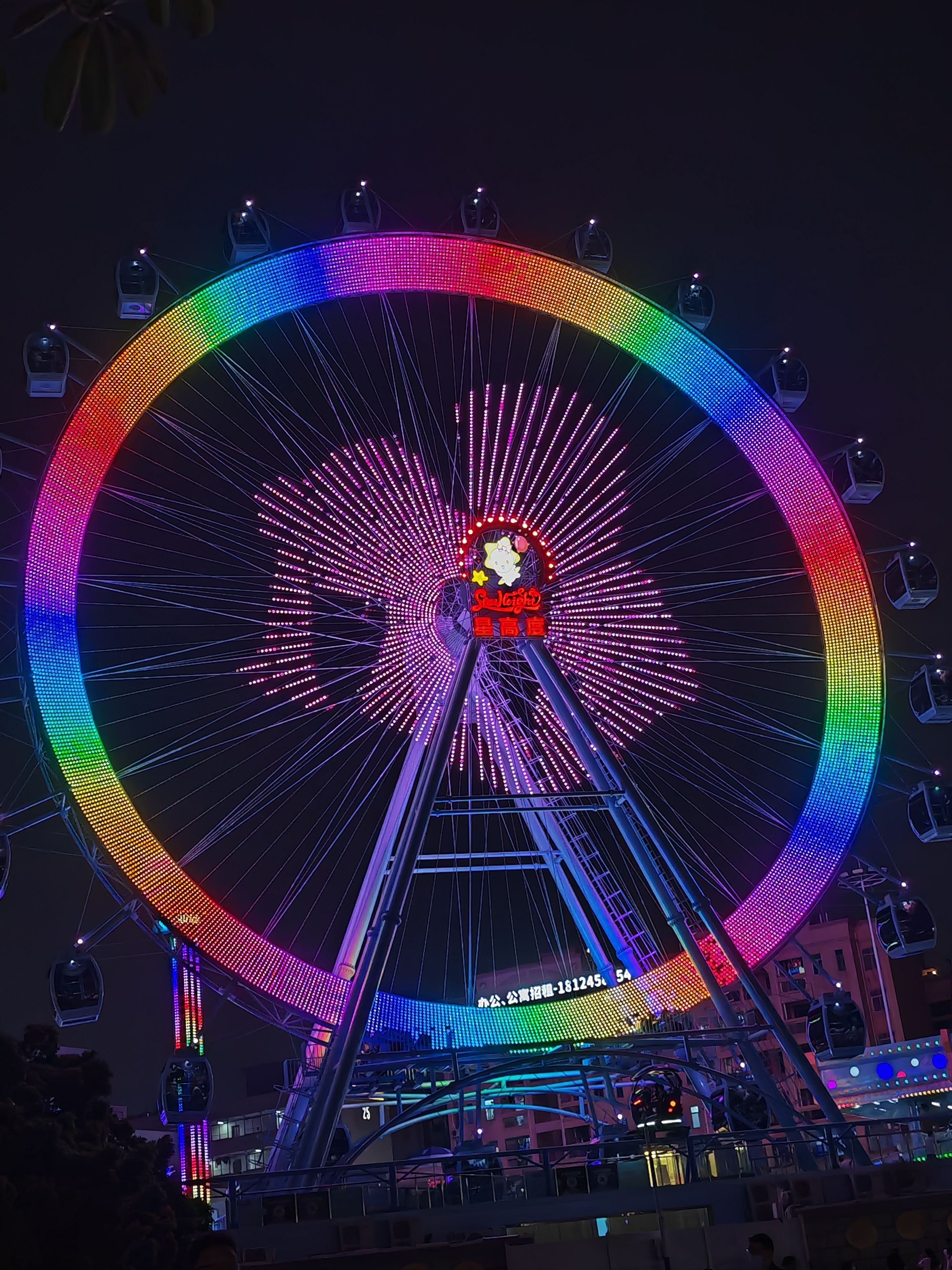 站在这个高约40米,直径约35米的彩色梦幻摩天轮下,仿佛进入了一个