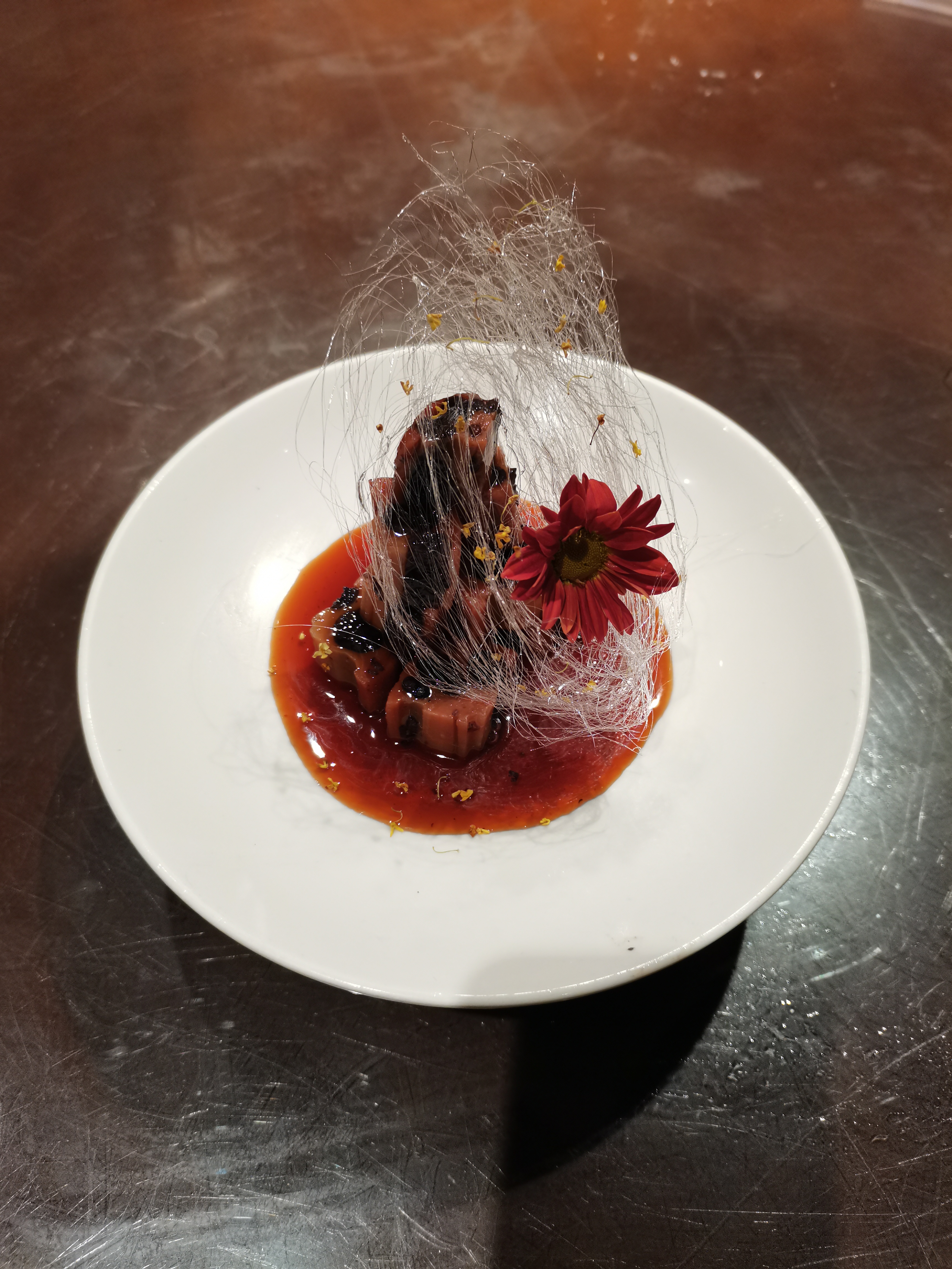 松鼠桂鱼:苏菜中的经典菜品之一,选用新鲜的鱼肉,外酥里嫩,口感鲜美.