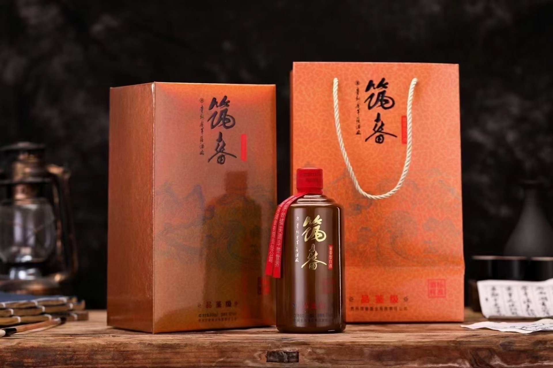 筑春品鉴集精选七轮次15年优质基酒与不同年份陈年老酒勾调而成,酒质