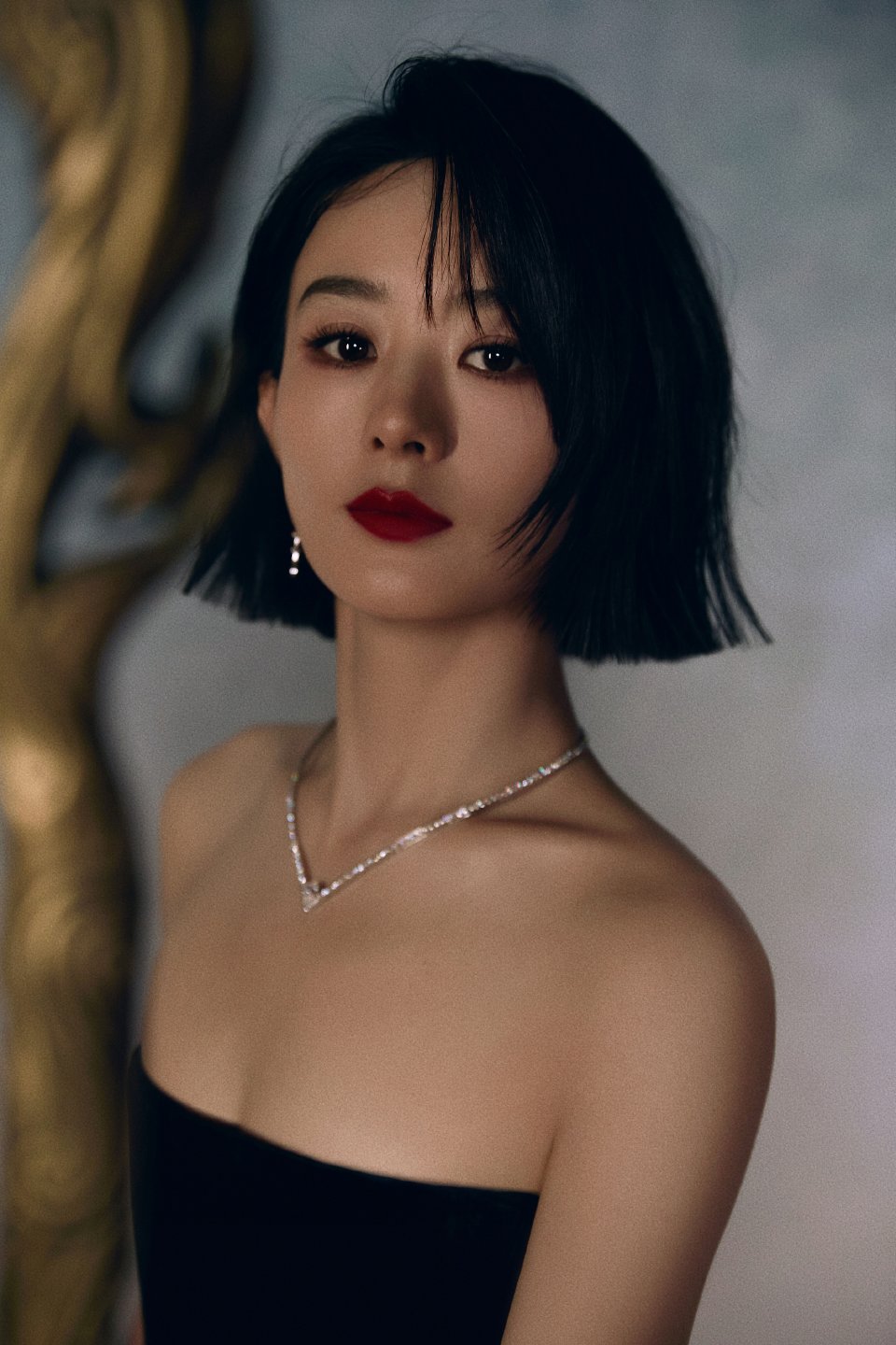赵丽颖 身着一袭黑色礼裙,如同暗夜中的神秘精灵