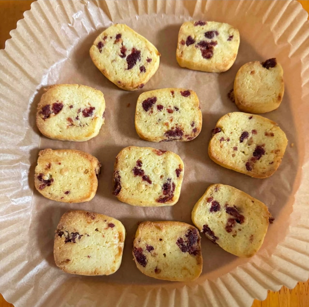 没有烤箱也能做的蔓越莓曲奇饼干 材料: 低筋面粉115g,蔓越莓35g
