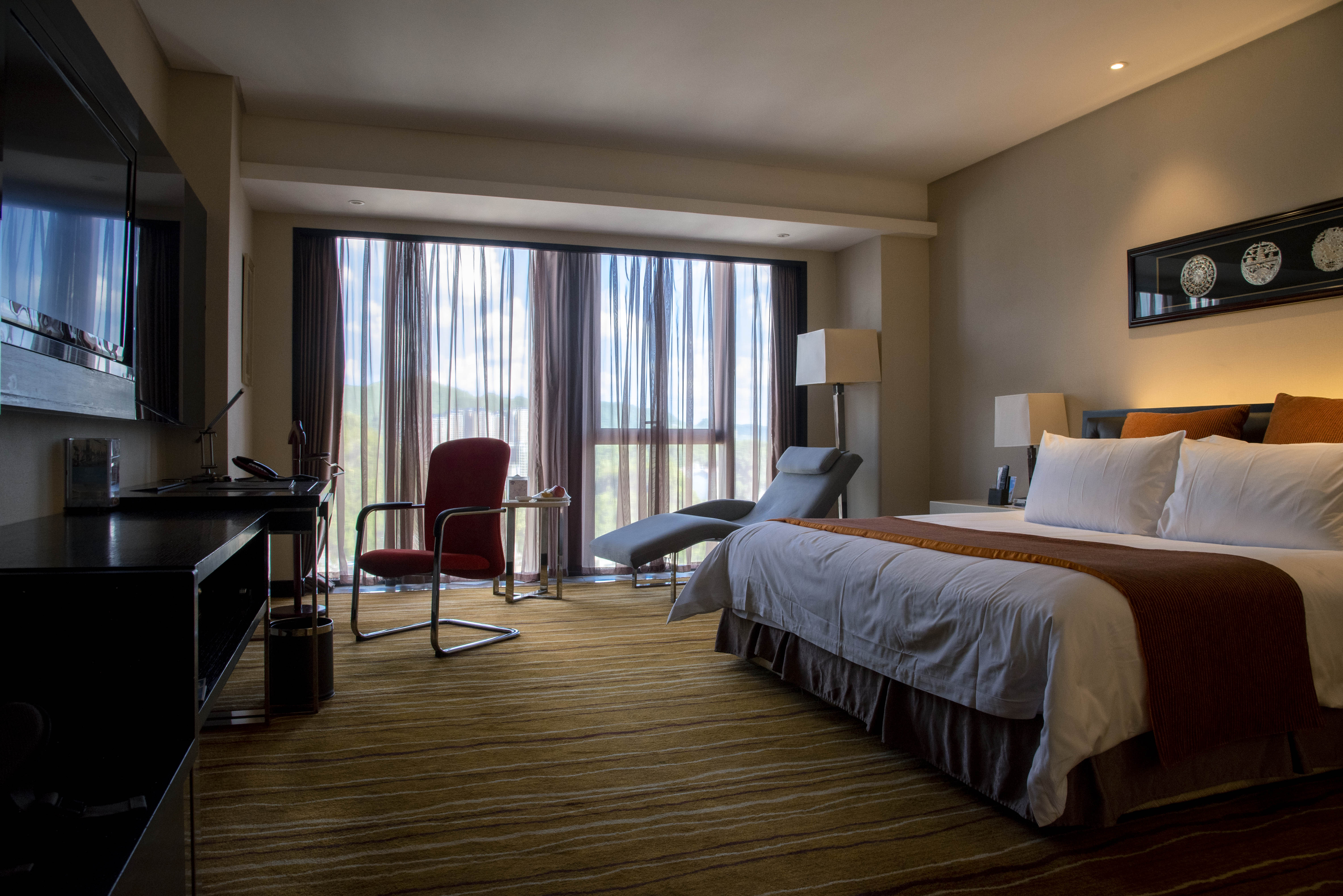 酒店地处解放路,高高的建筑在略显时代感的街头巷尾鹤立鸡群