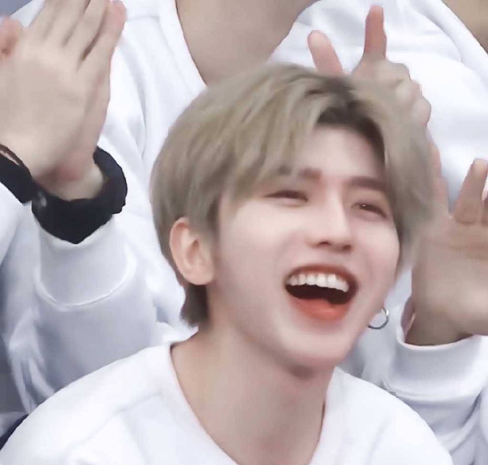 对一个人的忠诚要看对方如何 蔡徐坤待人真诚,为人善良,经常默默做