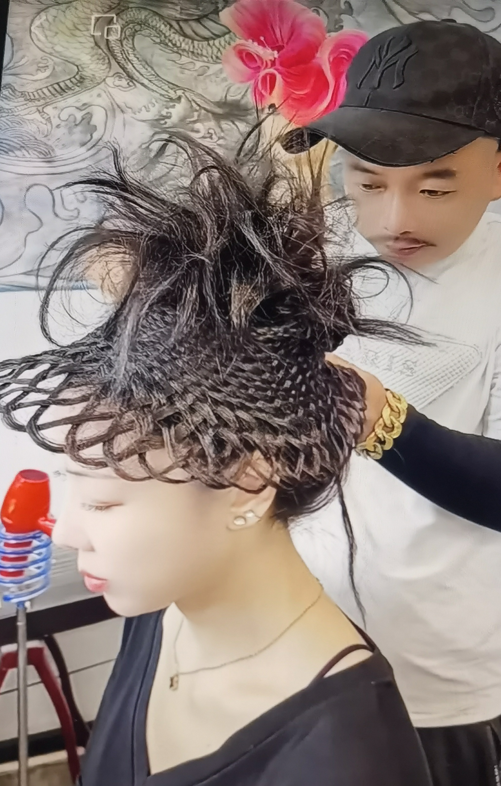 现在的设计师不论从衣服鞋子现在头发也花样百出有各种各样的你看