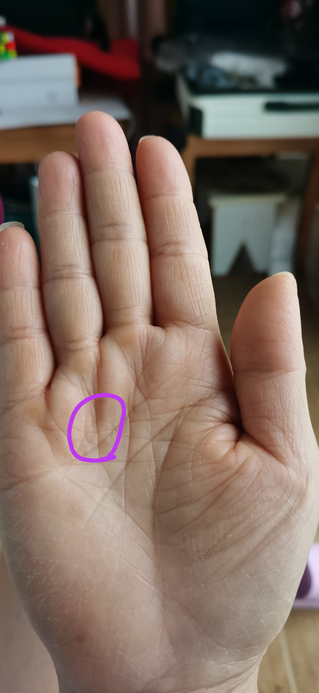 本人女,最近手纹出现了变化,无名指下方出现圆圈,有会看手相的老师吗