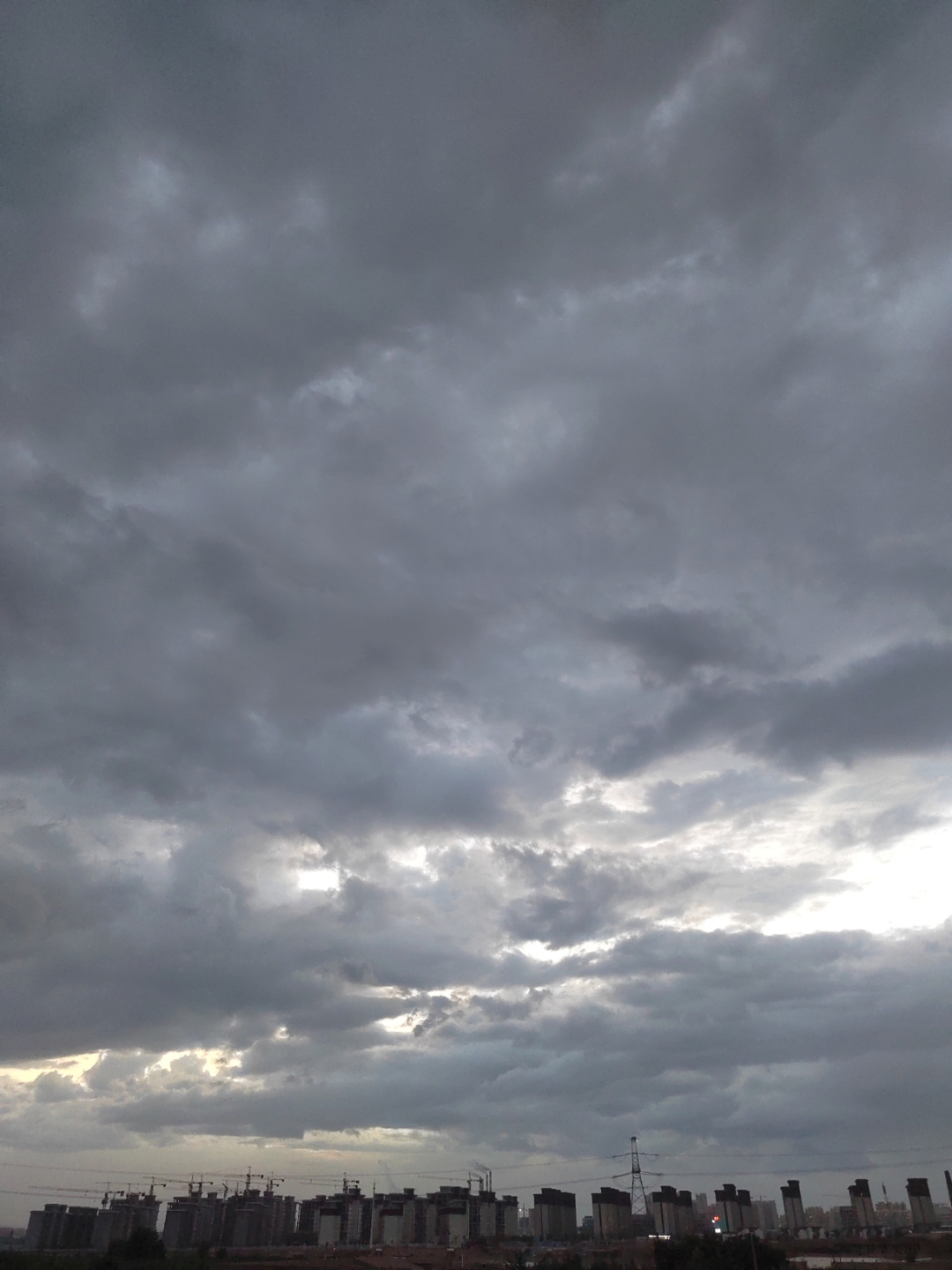 今天的天空布满乌云,灰蒙蒙的,如我的心情