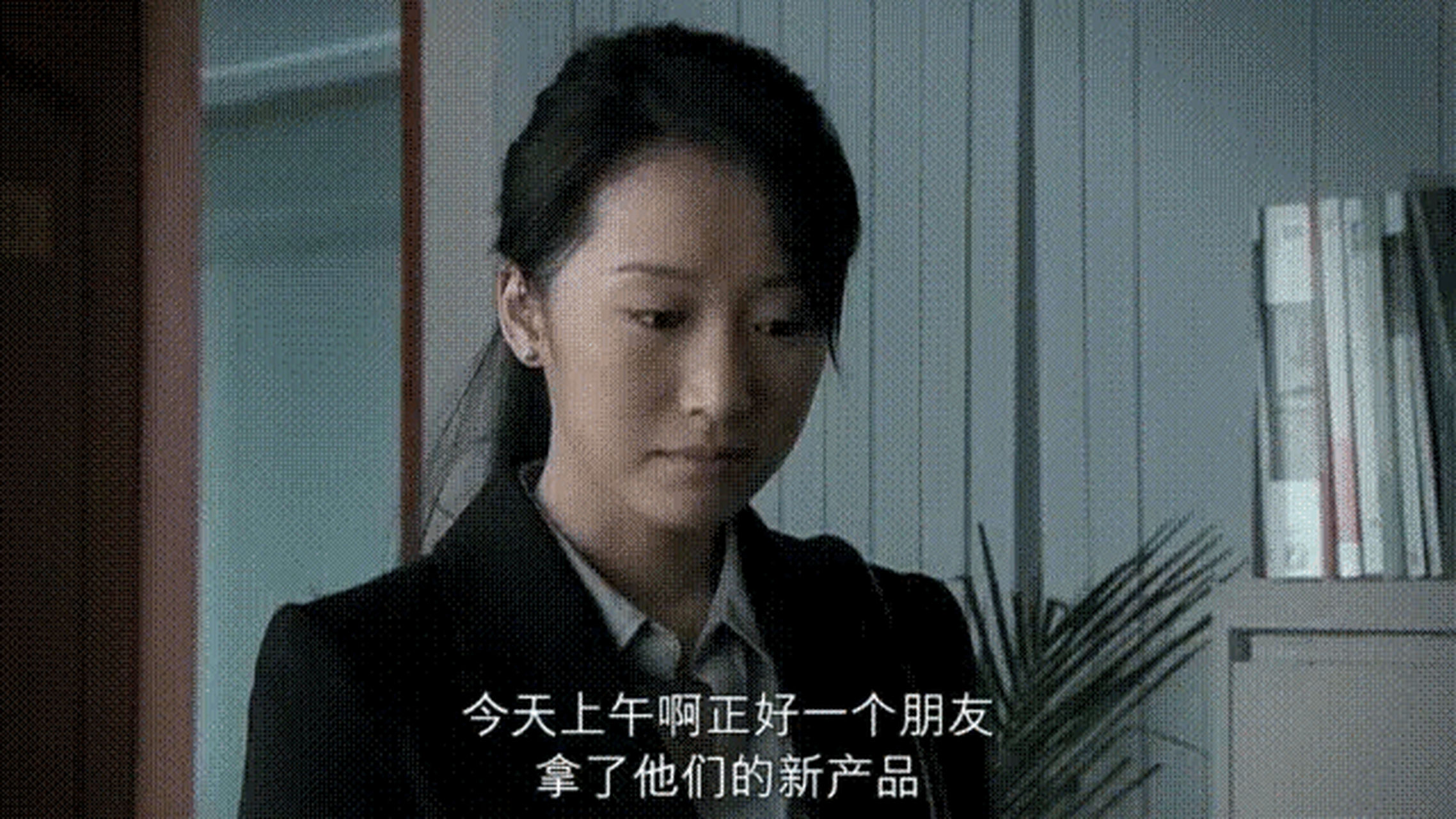 在《蜗居》中,宋思明见海藻第二面,送给她一个5000元的手机,怕她不收
