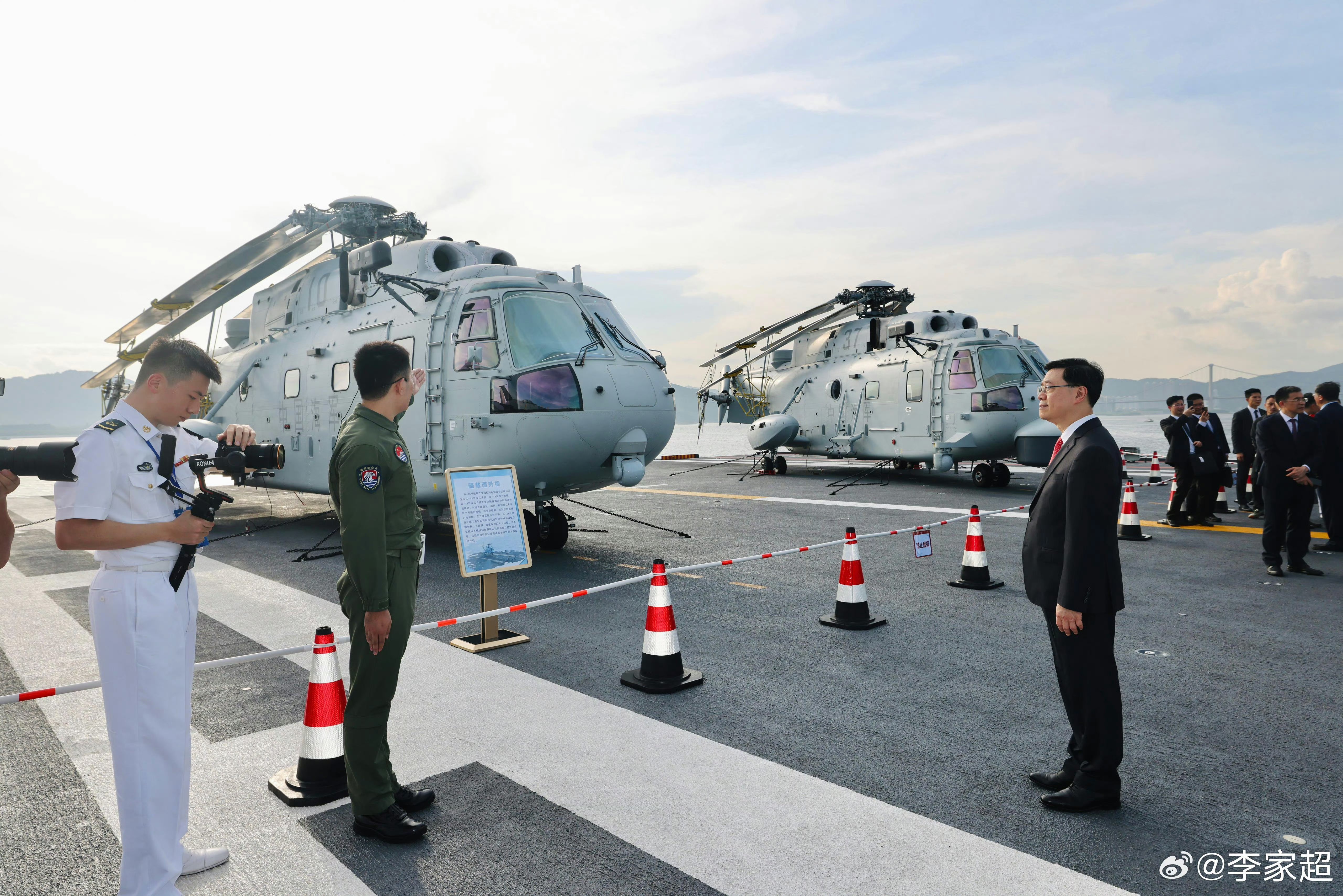 他俩对山东舰来说是很重要的舰载机,一个承担编队预警任务,主要是低空