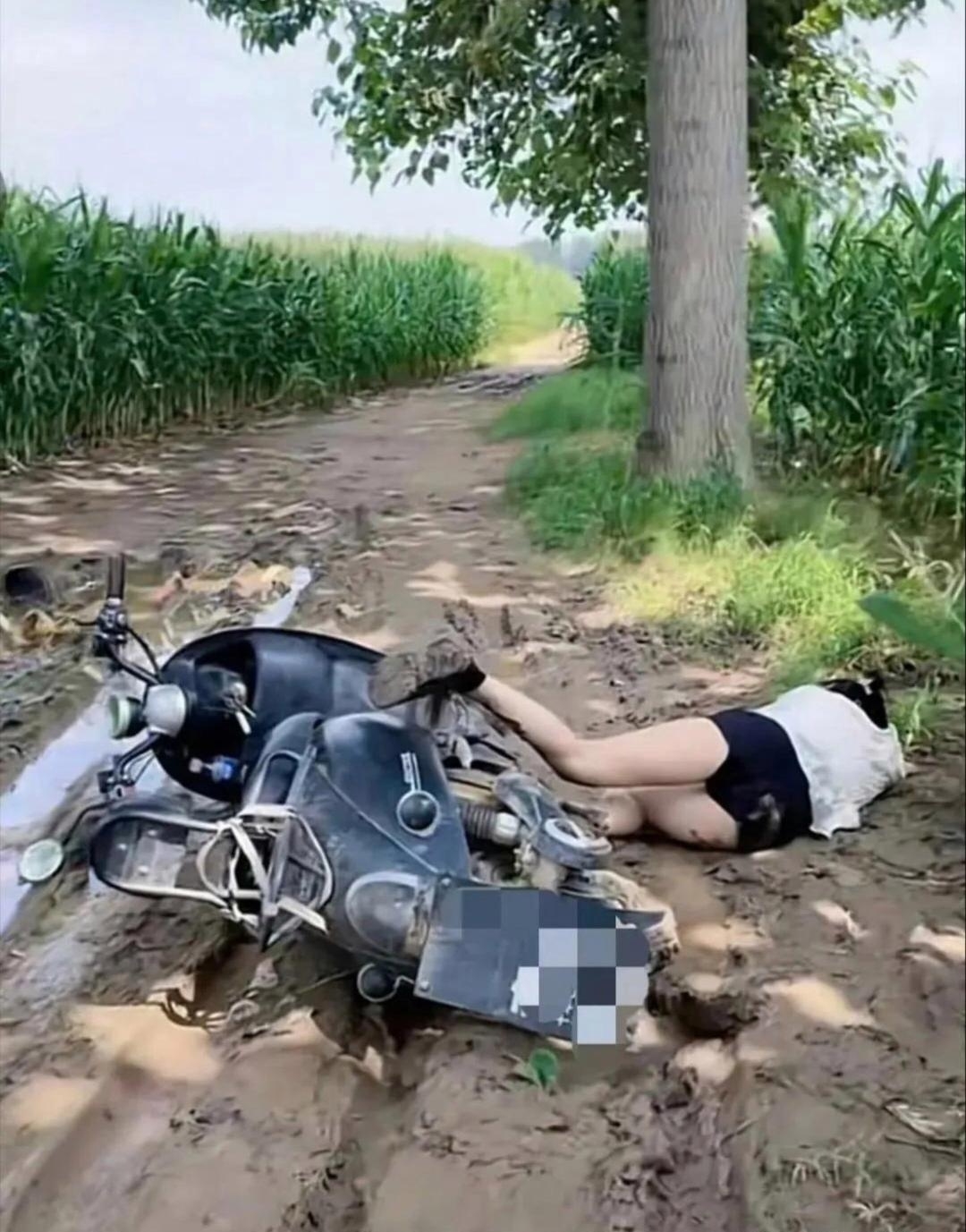 我当时就愣住了,一个大姐坐摩托车泥巴路打滑心摔倒了.这该怎么办呢?