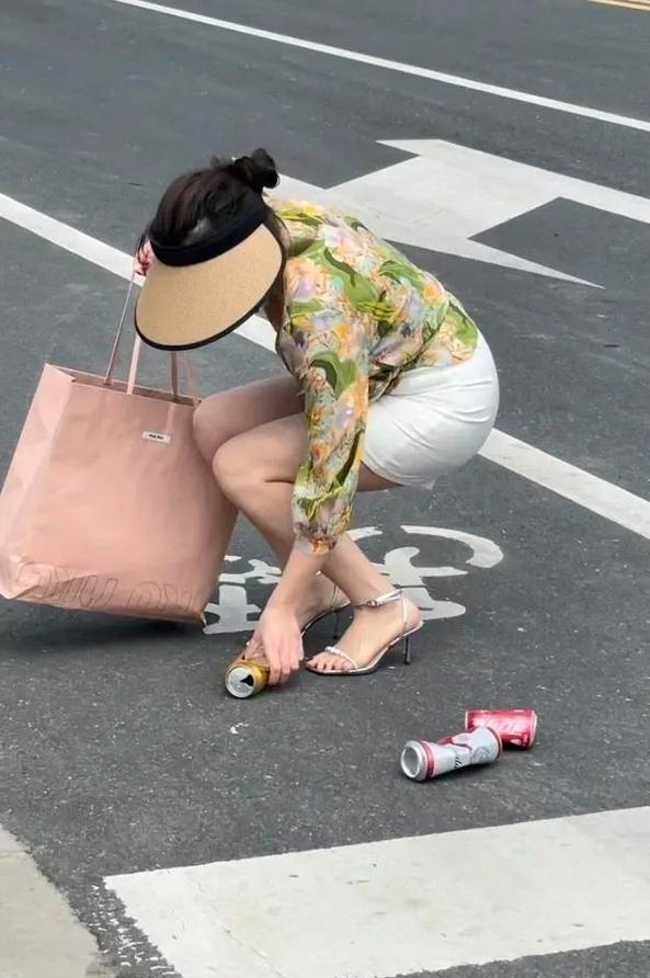 阿姨的黄花绿浅冰丝上衣配清凉白色短裙