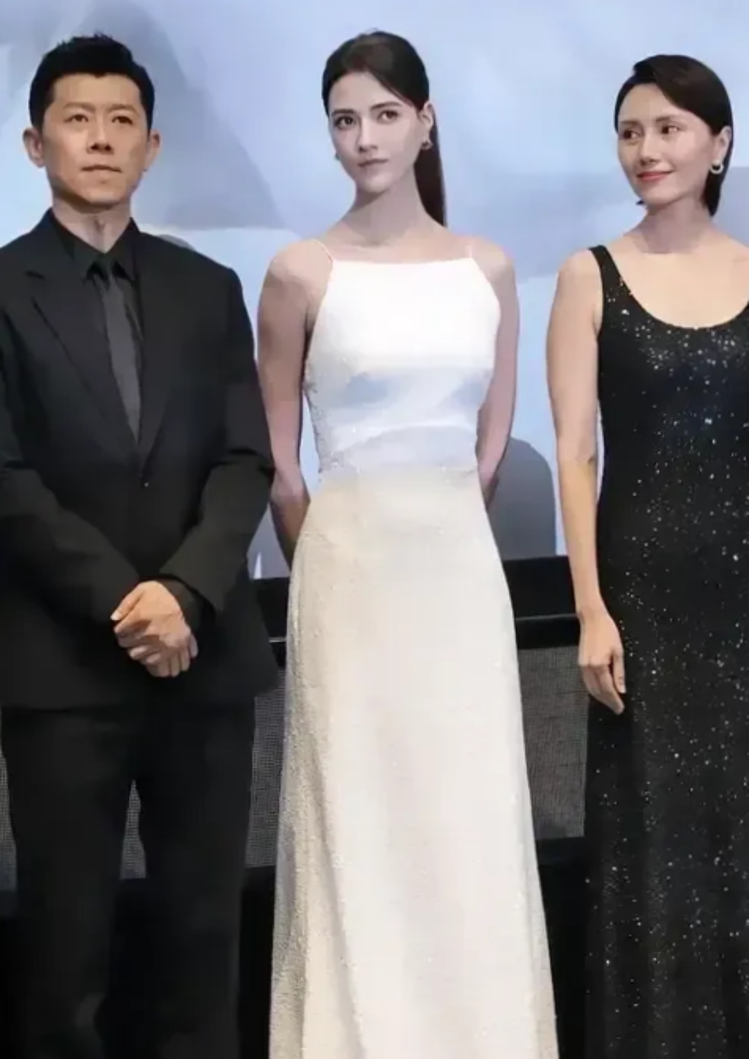 为什么把袁泉和夏雨分开,老夫老妻不用像年轻恋人一样避嫌吧,中间这个