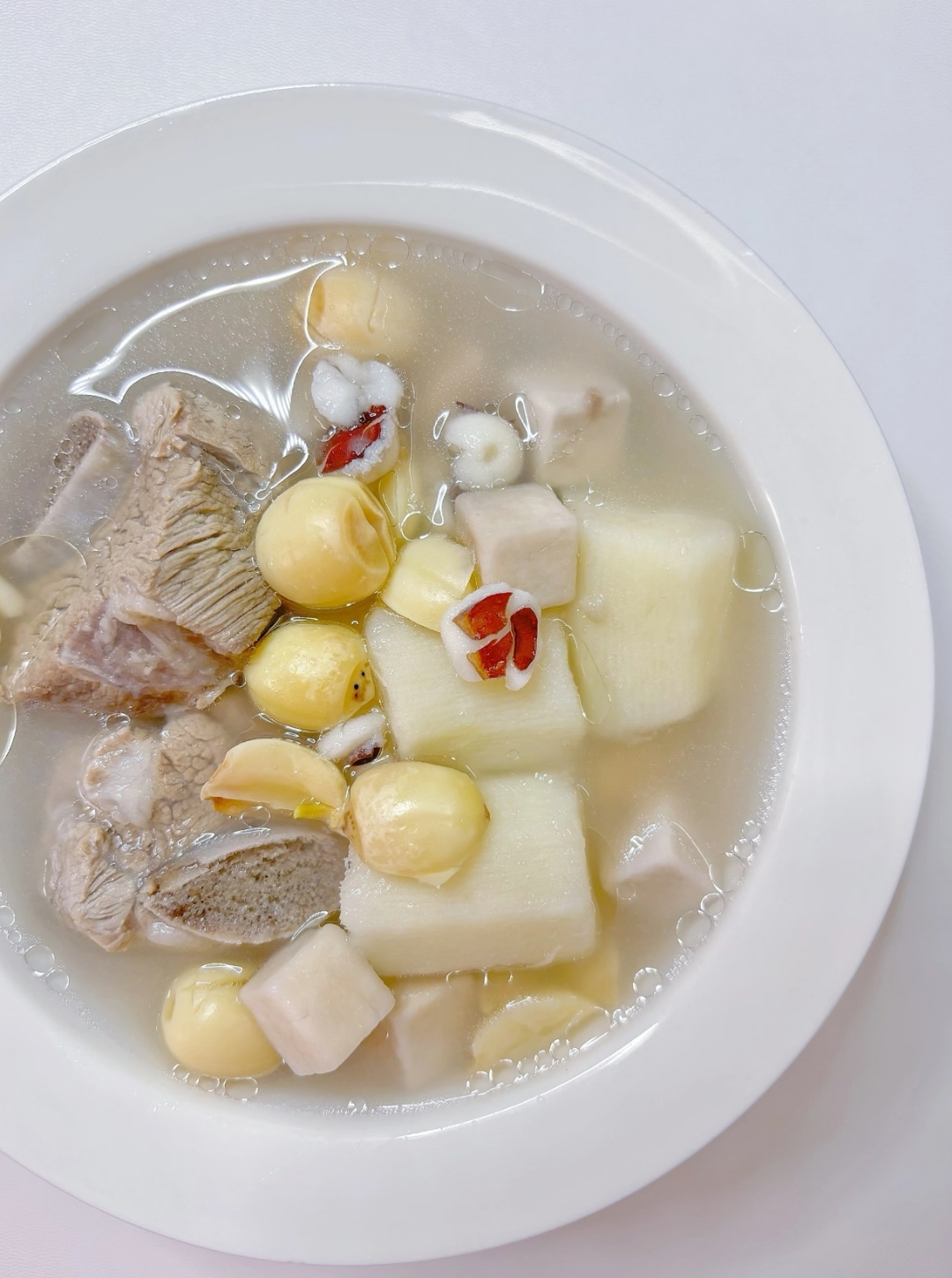 一:茯苓芡实淮山莲子排骨汤 做法: ①