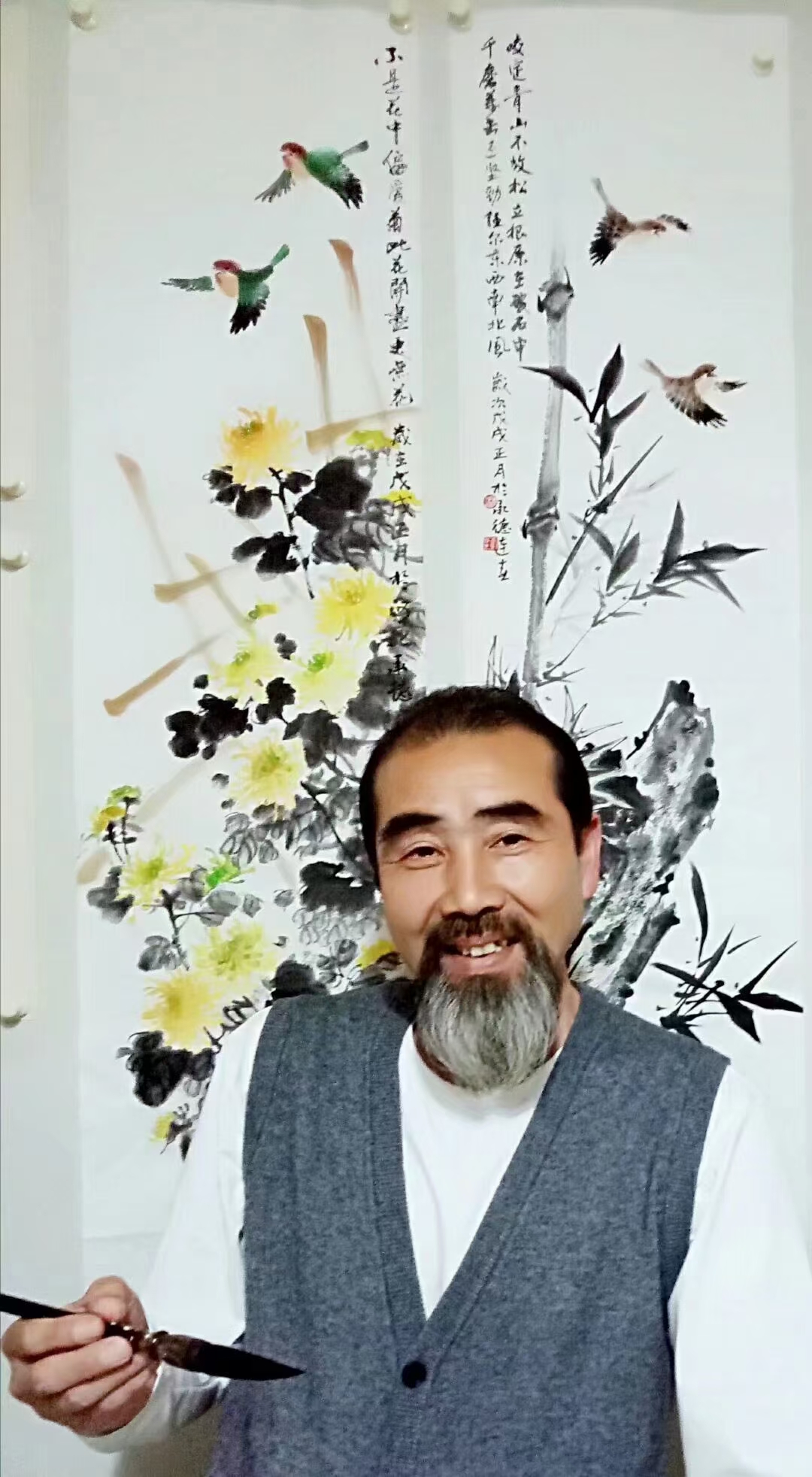 西安美院书画家吴连喜老师的创作作品 画家穿灰衣持笔微笑,背景和谐