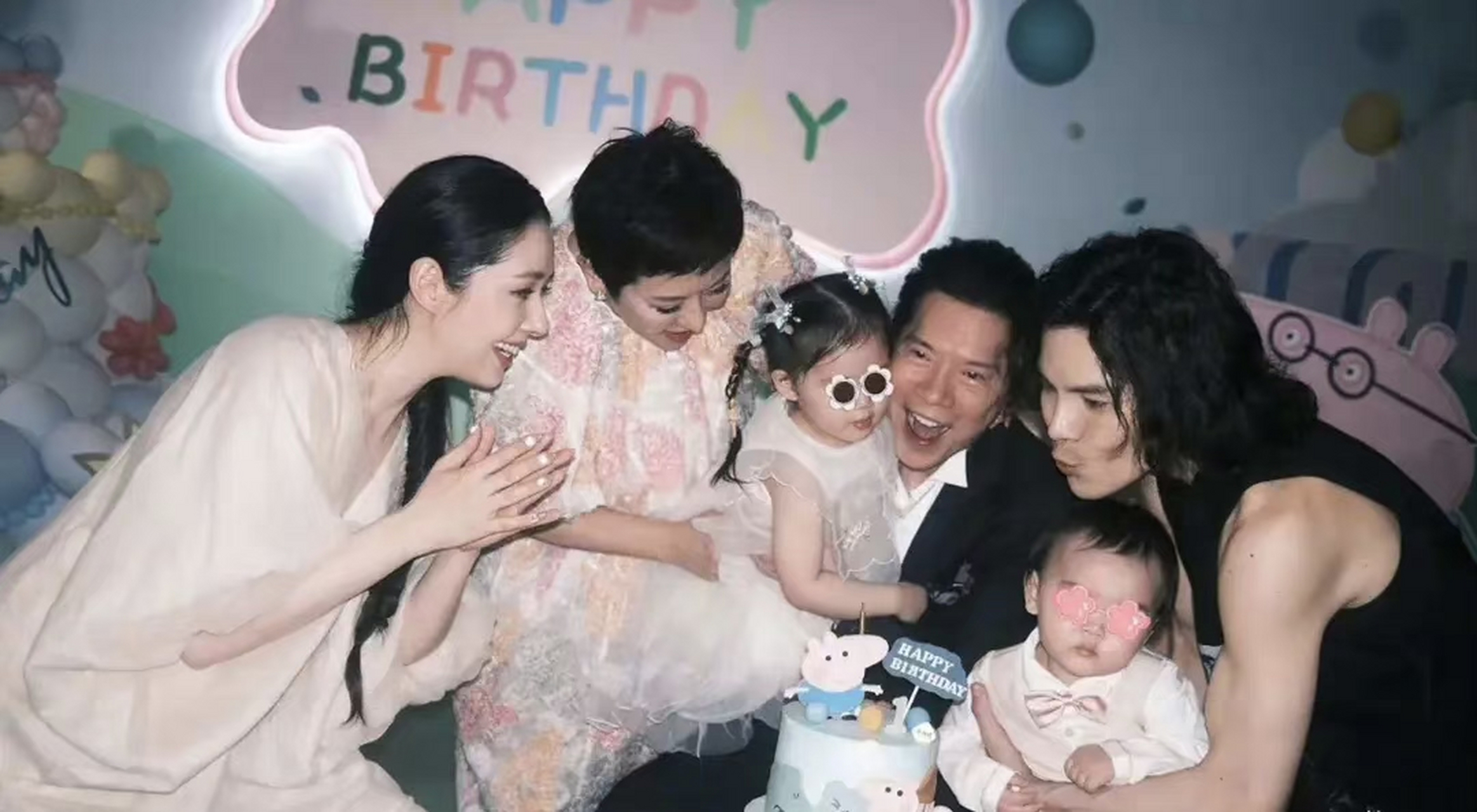 不管是什么宴,向华强都要把孙女牢牢的抱在怀里,还要让孙女站c位,生怕