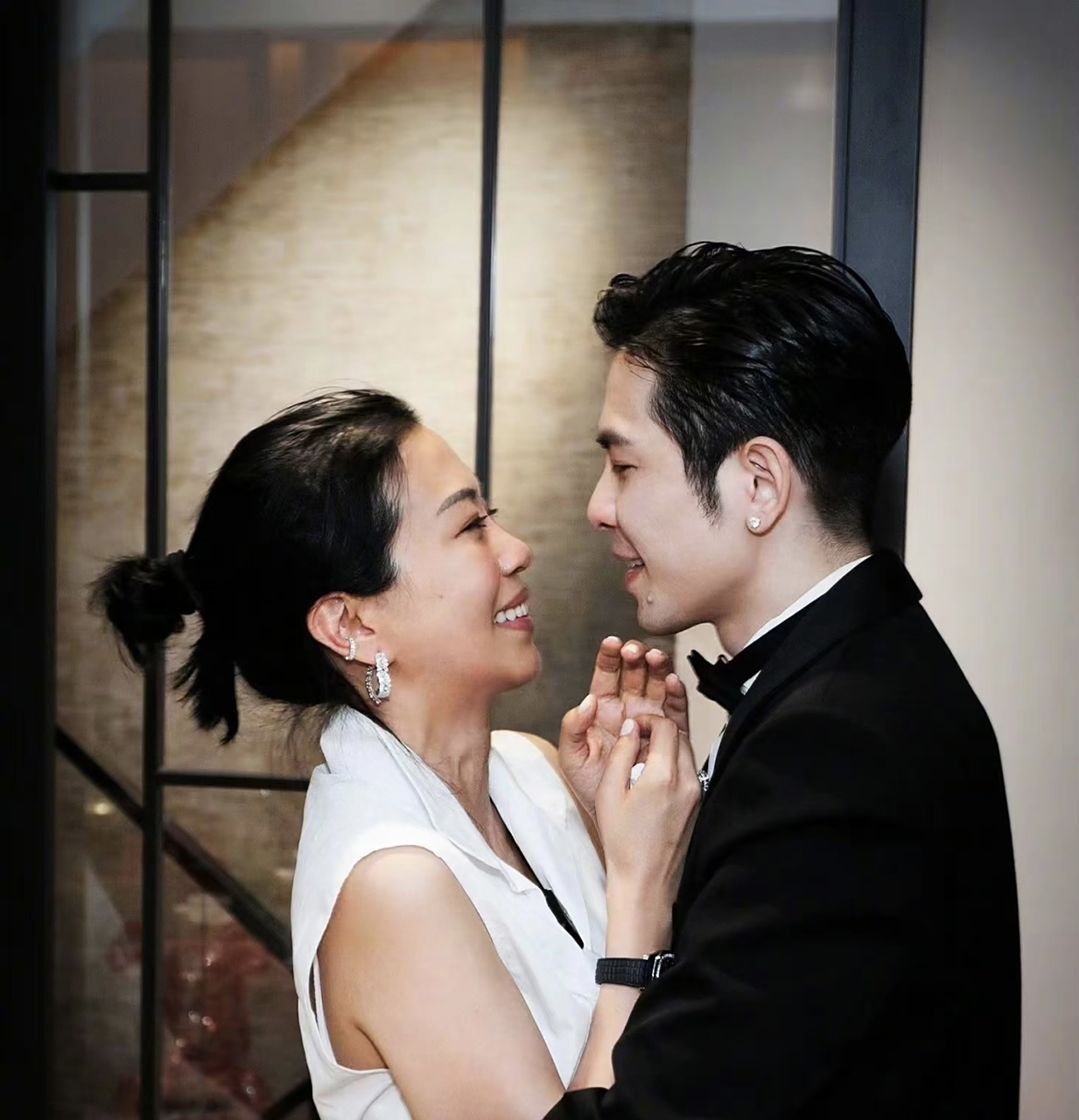 萧敬腾和林有慧属于是一场长跑恋爱的姐弟恋,经过时间的考验,现在终于