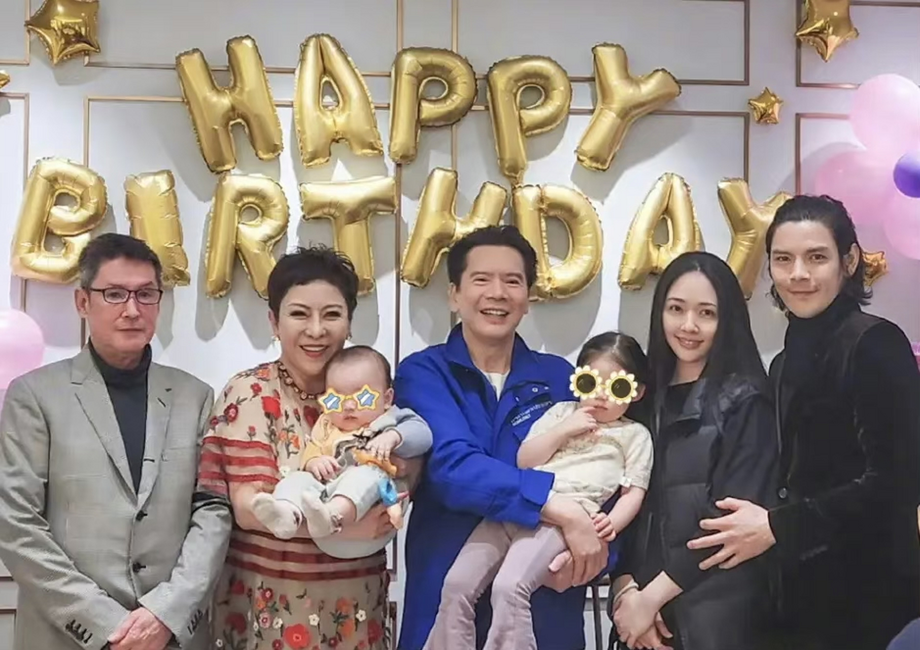 不管是什么宴,向华强都要把孙女牢牢的抱在怀里,还要让孙女站c位,生怕