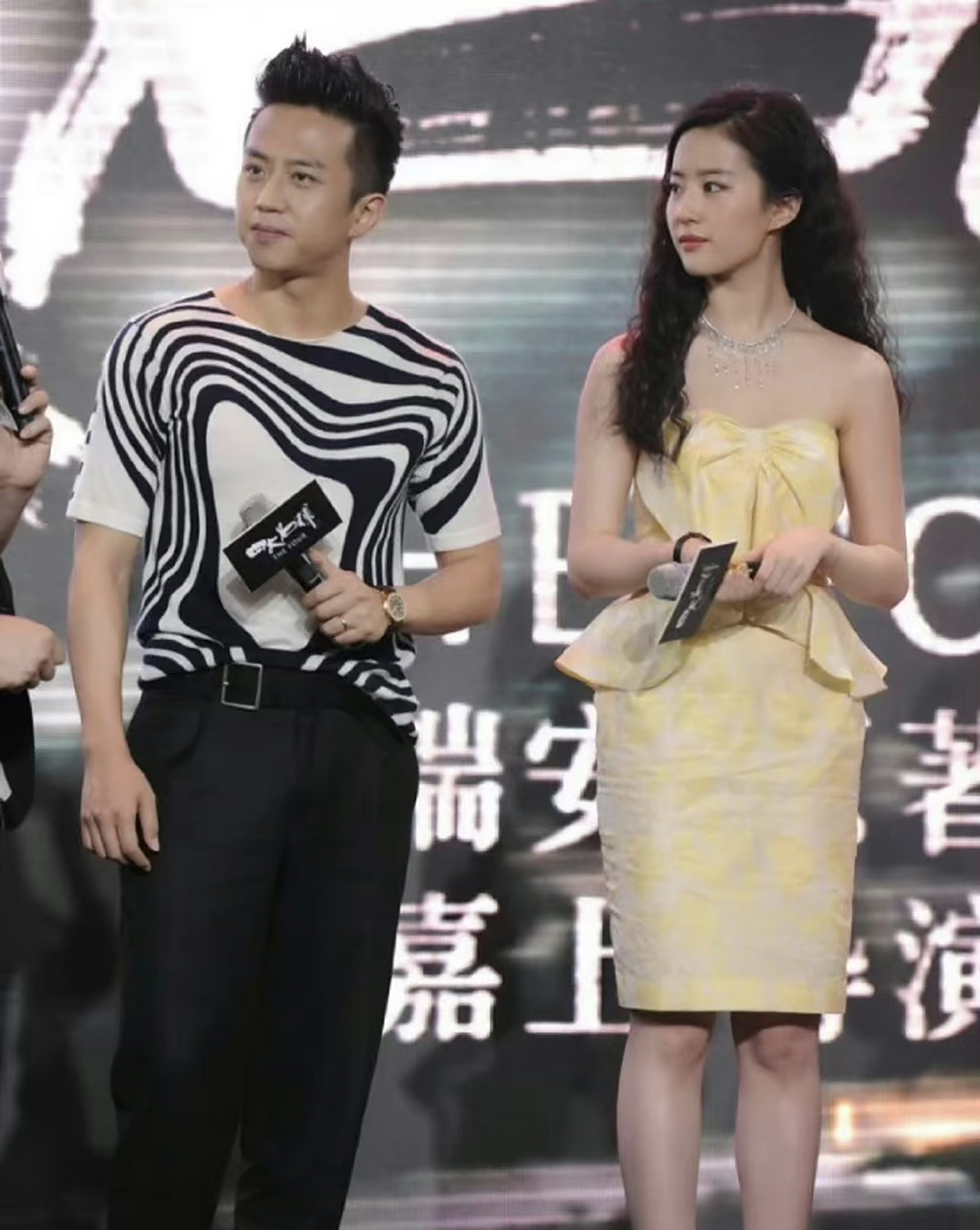 刘亦菲和邓超同框旧照,仙女姐姐的羊毛卷造型好好看 ,而超哥的上衣看