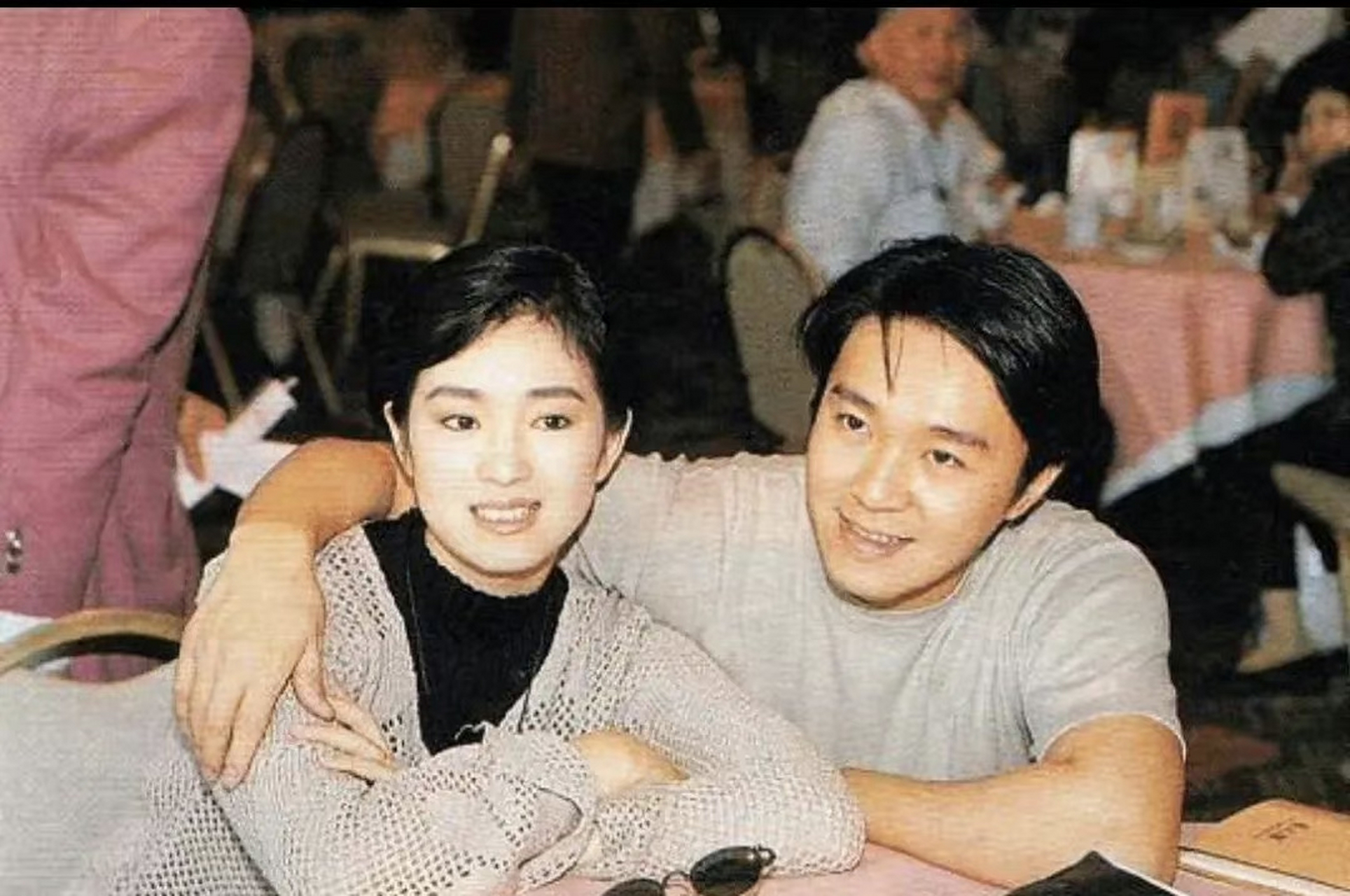 巩俐和星爷的早期合照,俩人颜值都属巅峰