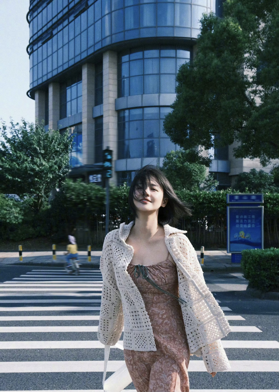 这是什么时候的马思纯,这短发俏皮的小表情也太可爱了