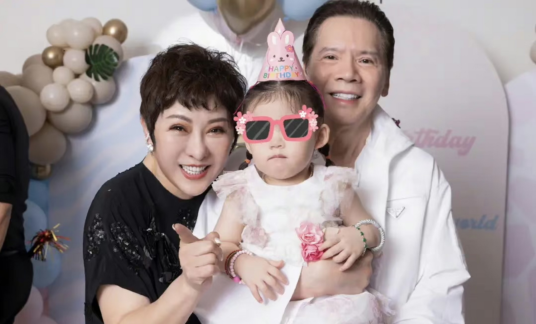 不管是什么宴,向华强都要把孙女牢牢的抱在怀里,还要让孙女站c位,生怕