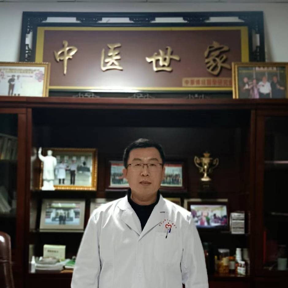 在中医世家的书香中,白衣医者守护着岁月的印记.