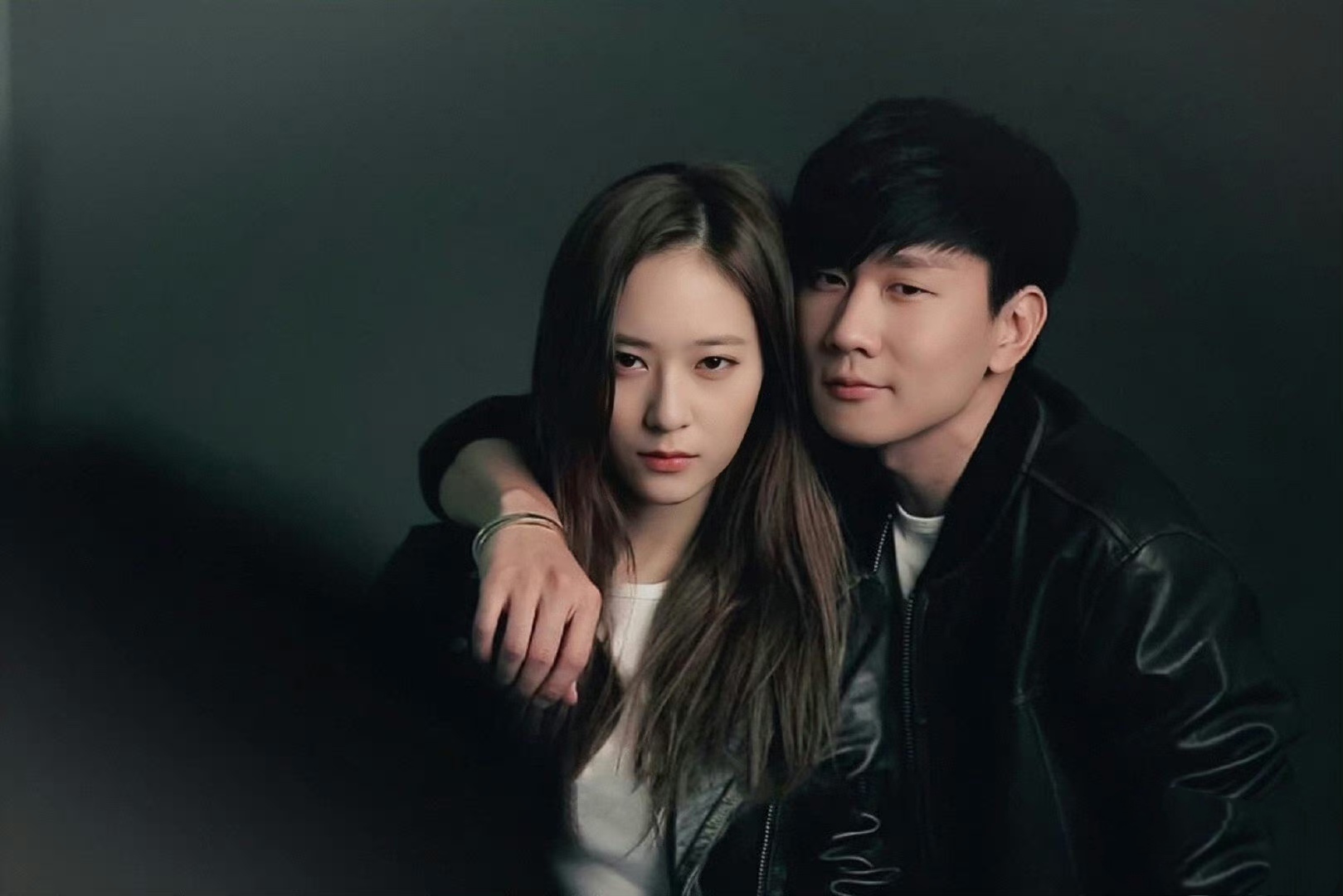 林俊杰郑秀晶之前一起拍广告,秀晶真的又美又酷! ​