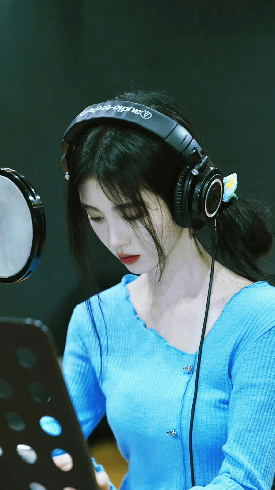 鞠婧祎这组照片有一种清冷的美,刘海是加分项