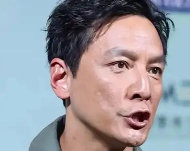 吴彦祖最近在社交平台扔出一张自拍,坐在商场长椅上,素颜顶着帽子