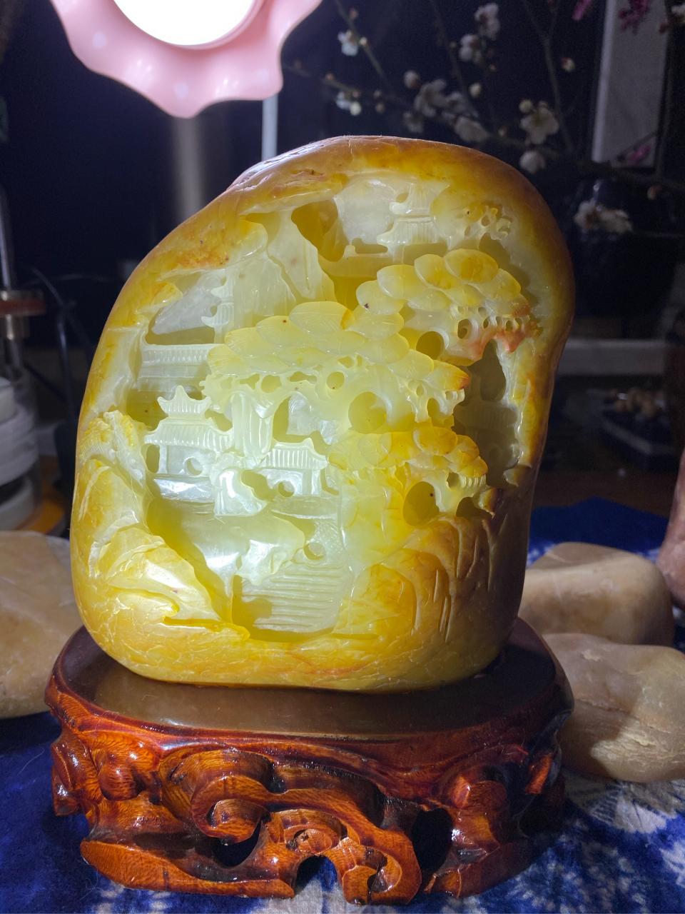 懂得人知道这是黄河玉中的精品,不懂的人这就是块石头,翡翠其实也是