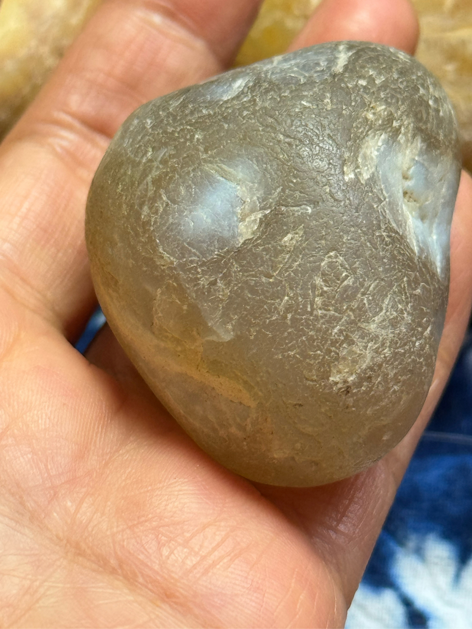 黄河玉缺点:有可能你捡坨石英石以为是