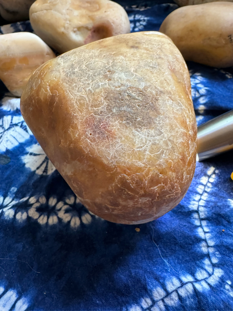 黄河玉,昆仑山石英石冲到黄河,经历岁月的修炼,黄河水年复一年的历练