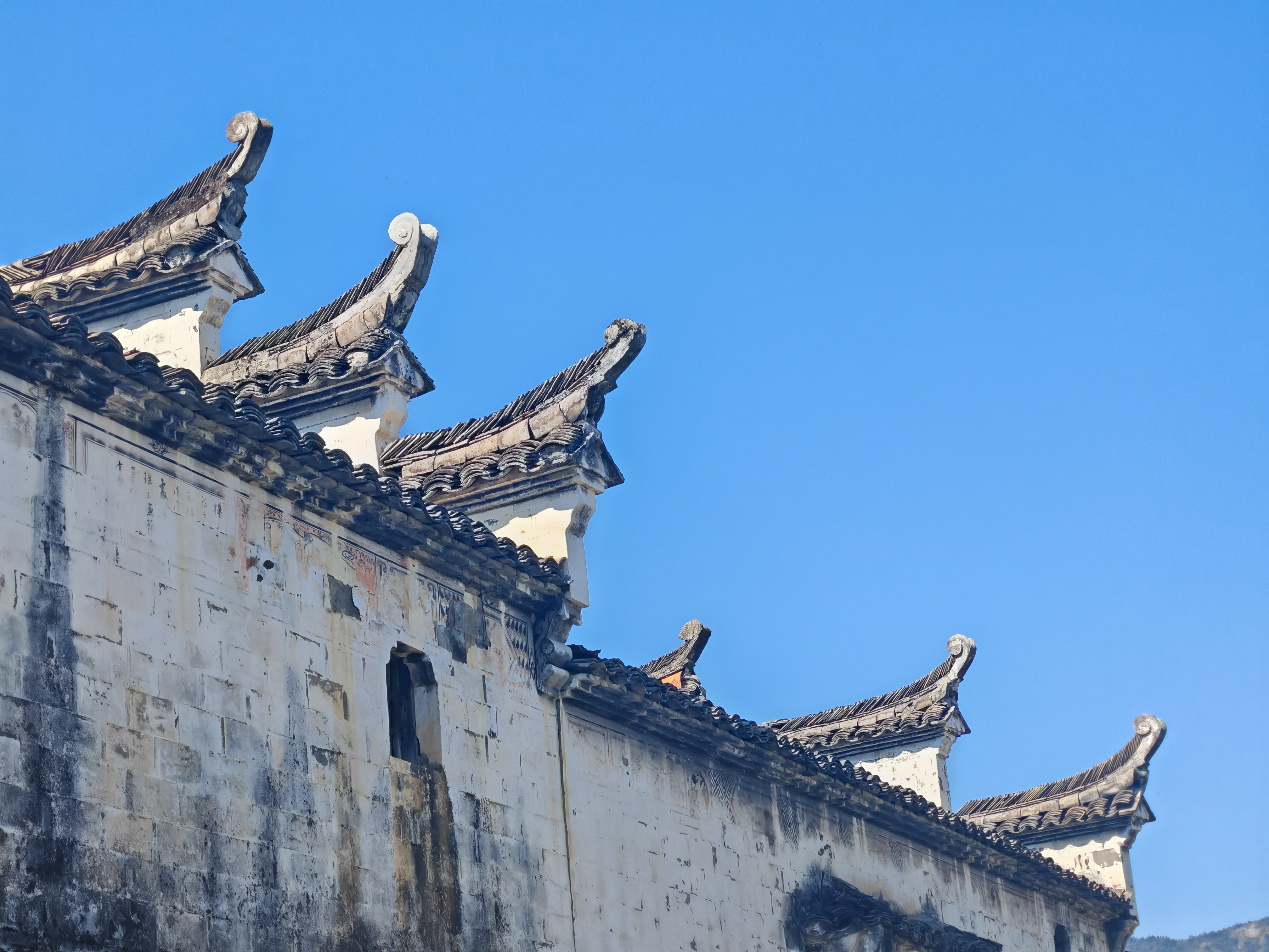 丽水缙云,河阳古民居静谧而立,树影婆娑,春意盎然.