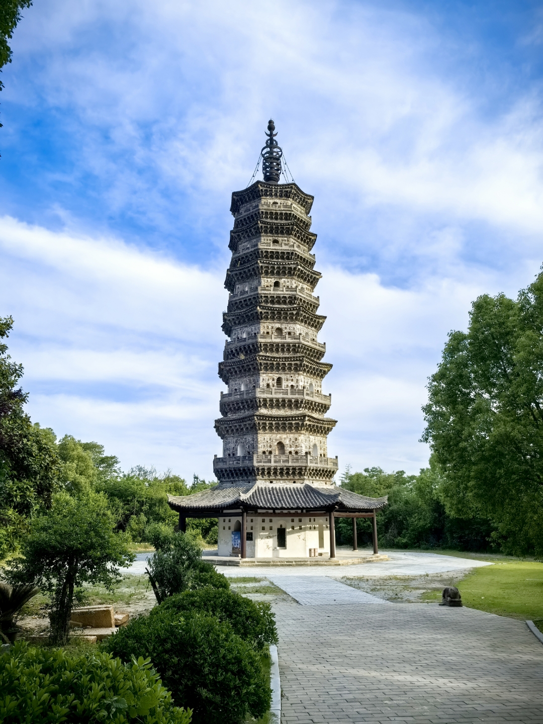 出差途中,有幸仰望千年古塔