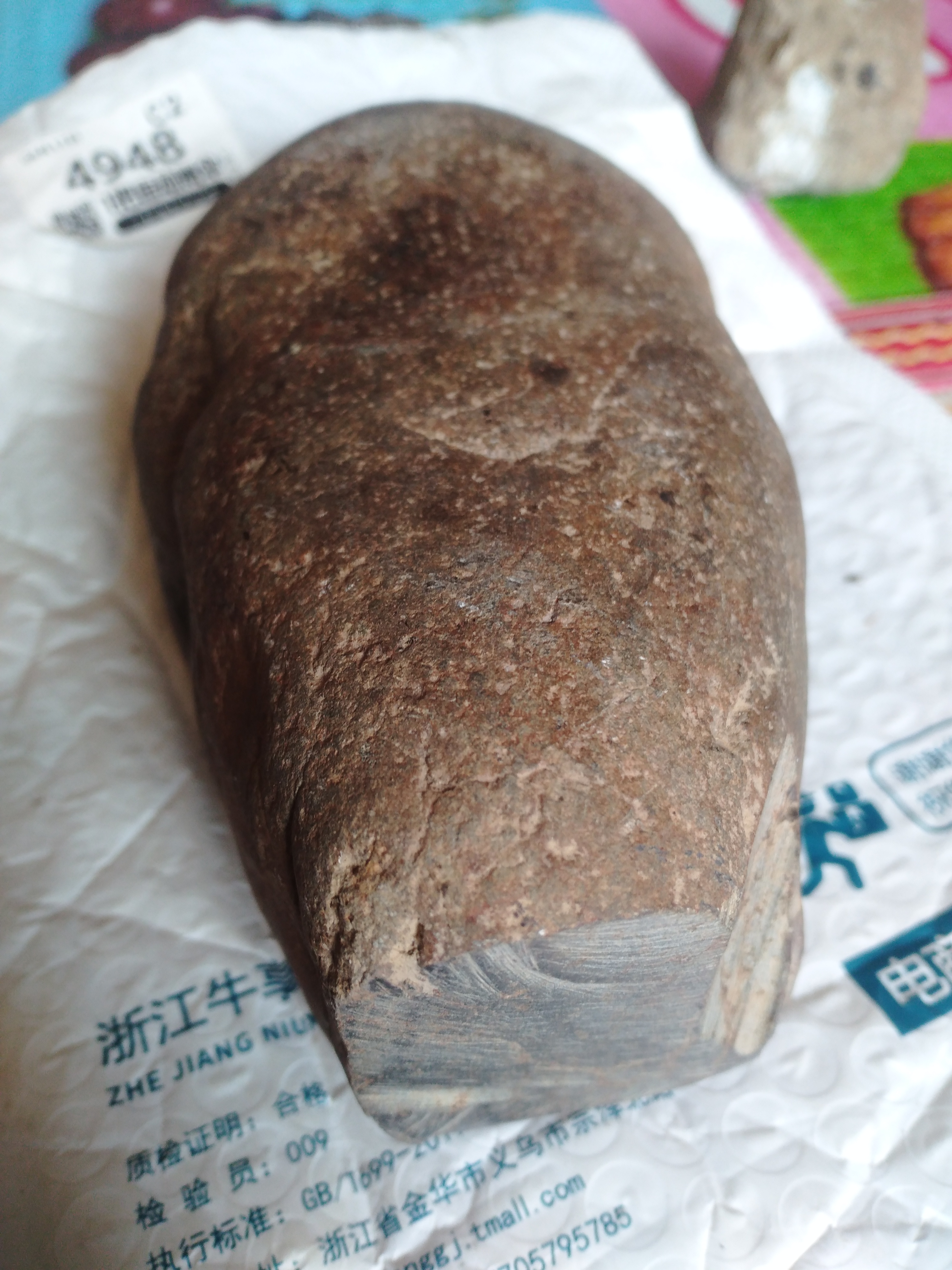 这些含金属陨石都是吉林市1976年陨石雨留下来的陨石,主要含量是锰.