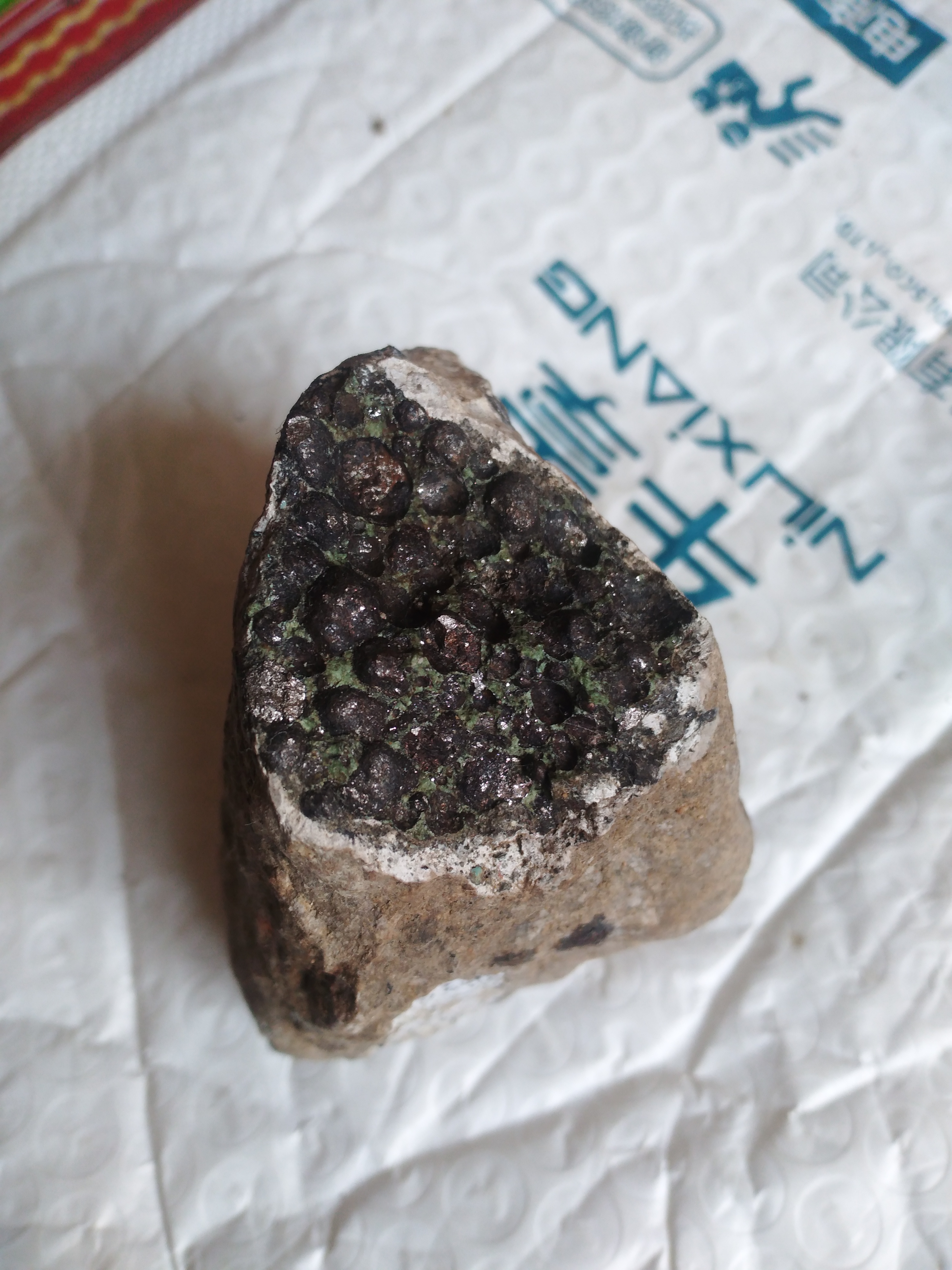 这些含金属陨石都是吉林市1976年陨石雨留下来的陨石,主要含量是锰.