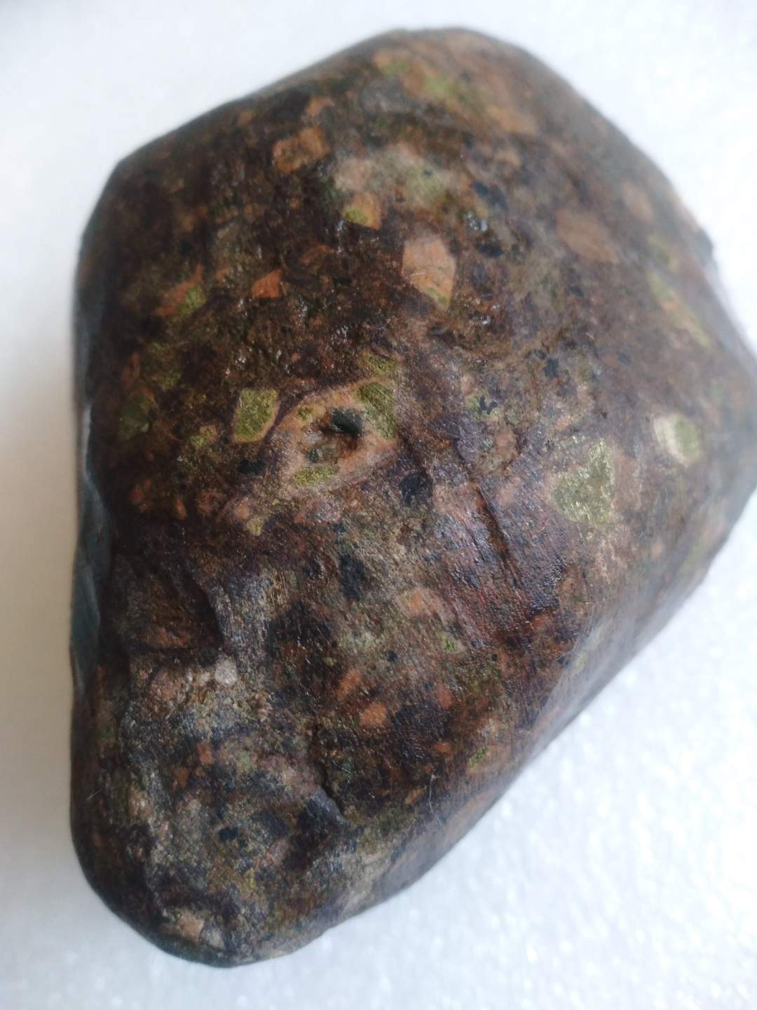 球粒陨石,陨石中常见的一种.有石球粒和石铁球粒,是小星体碰撞的产物.