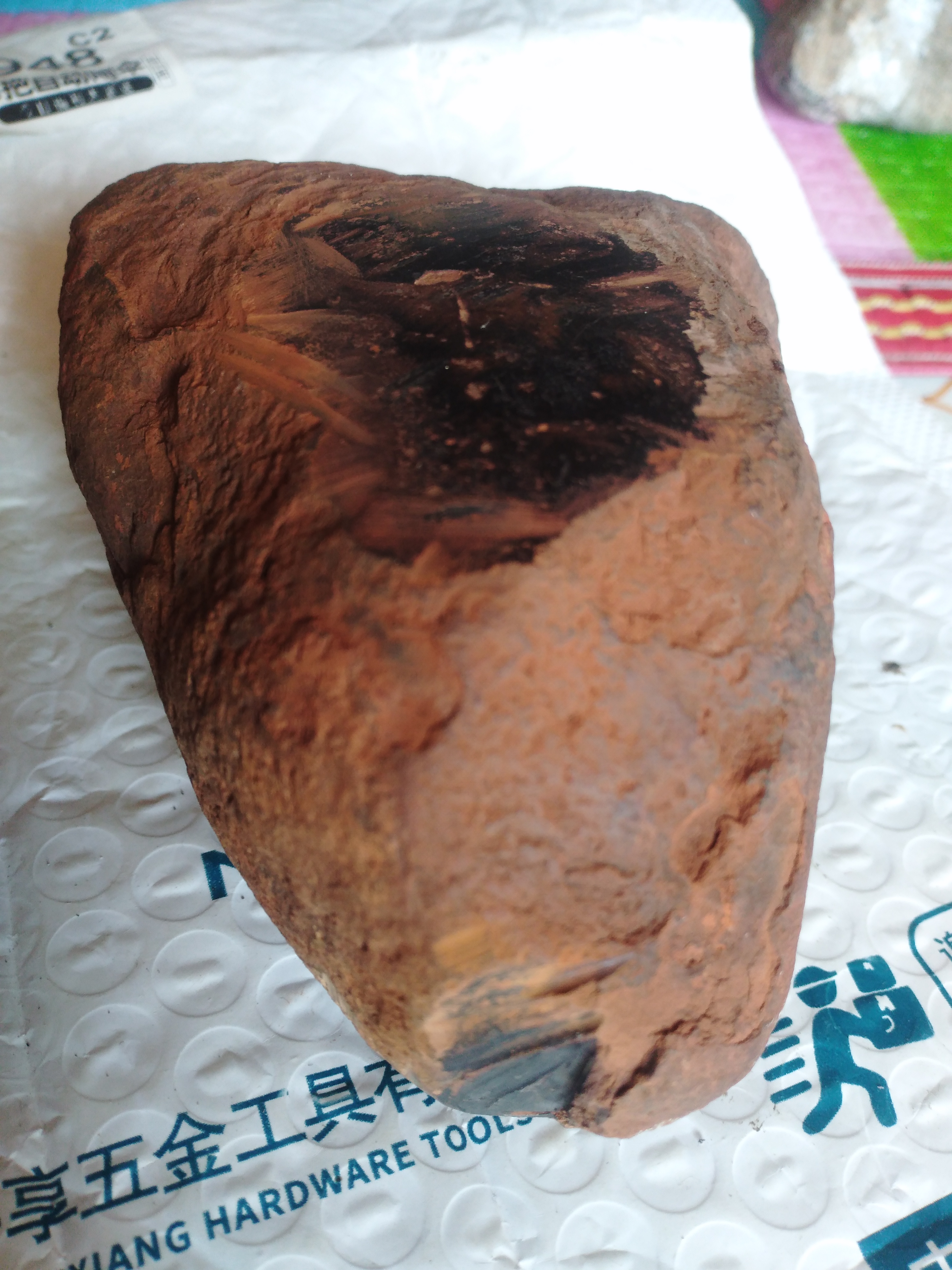 这些含金属陨石都是吉林市1976年陨石雨留下来的陨石,主要含量是锰.