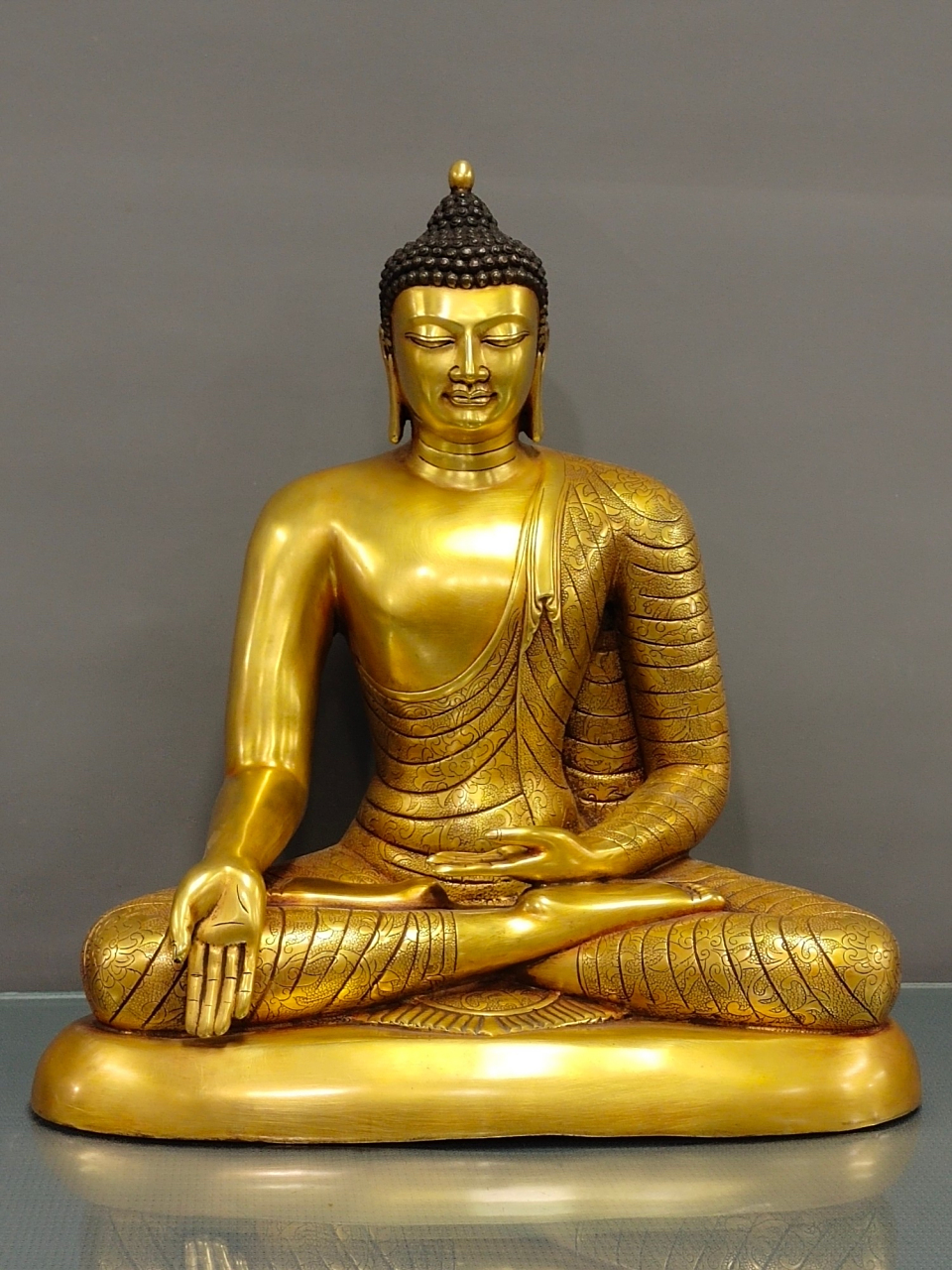 金光闪闪金色佛像  左为普通坐佛,宁静致远;的三尊佛像,依次是宁静的